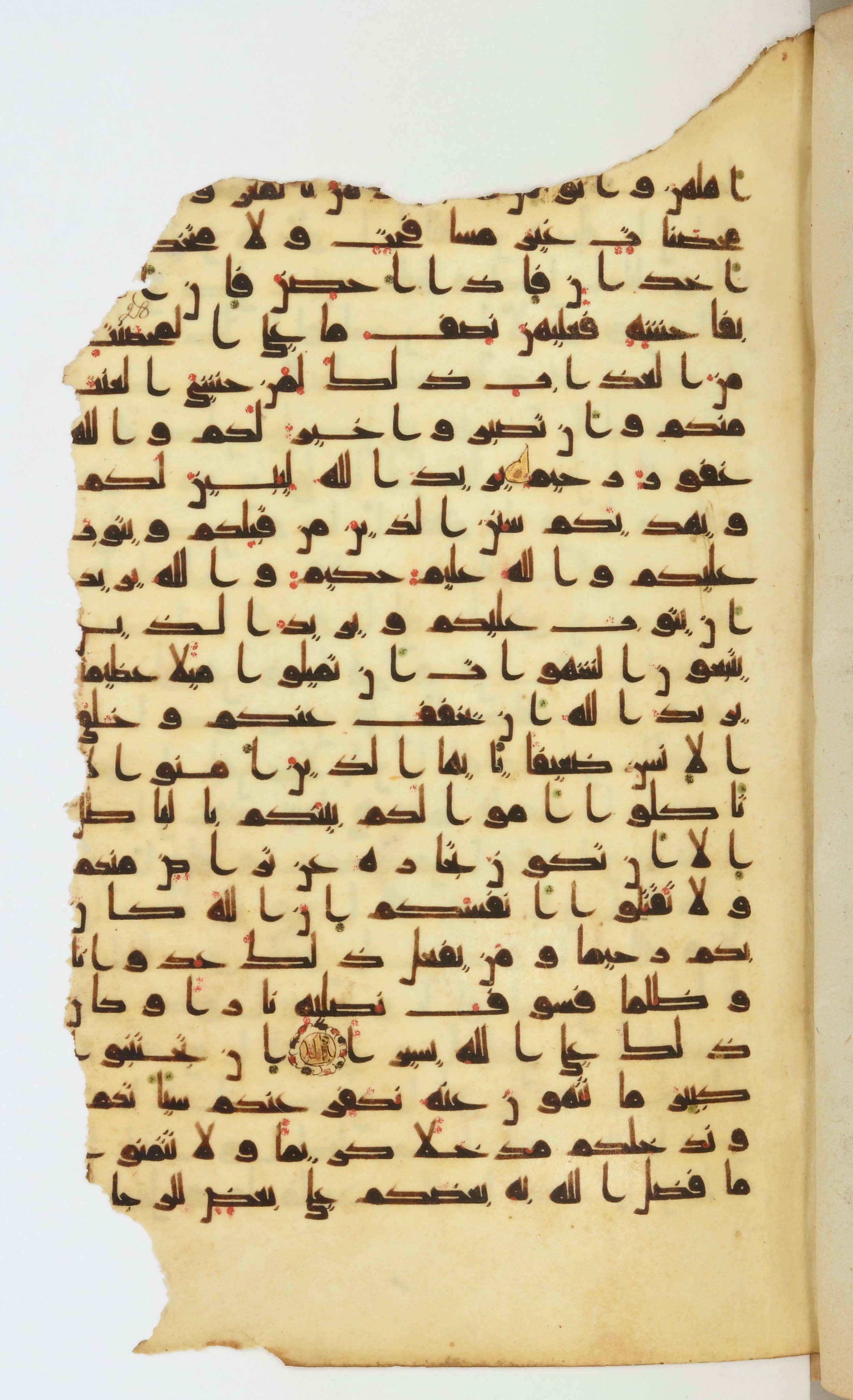 Bibliothèque nationale de France, Arabe 339, in Kufic D.I script, showing Surah 4:29 from 8th to 10th Century AD found in Fustat, Egypt, currently housed at Bibliothèque nationale de France, Paris