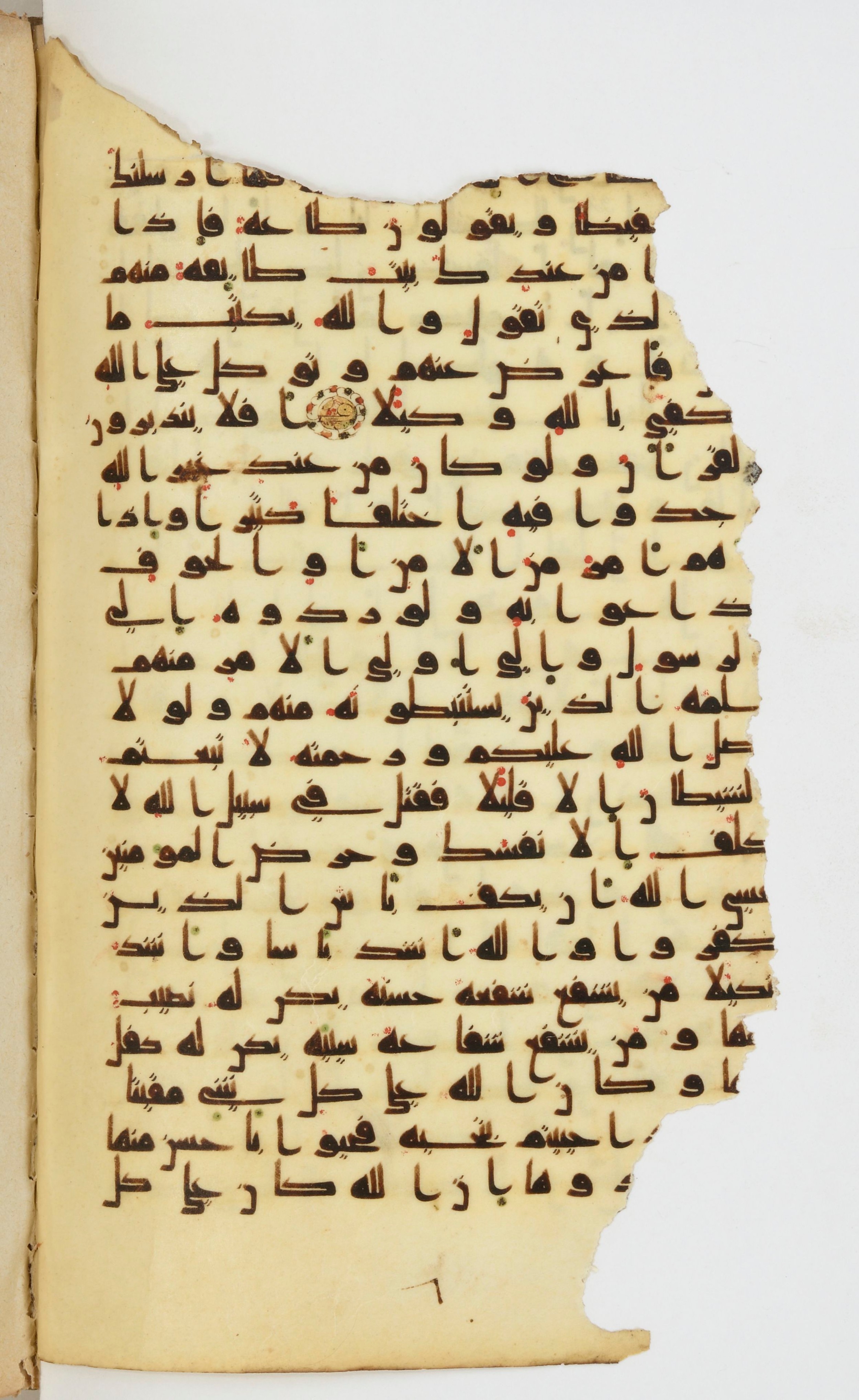 Bibliothèque nationale de France, Arabe 339, in Kufic D.I script, showing Surah 4:82 from 8th to 10th Century AD found in Fustat, Egypt, currently housed at Bibliothèque nationale de France, Paris