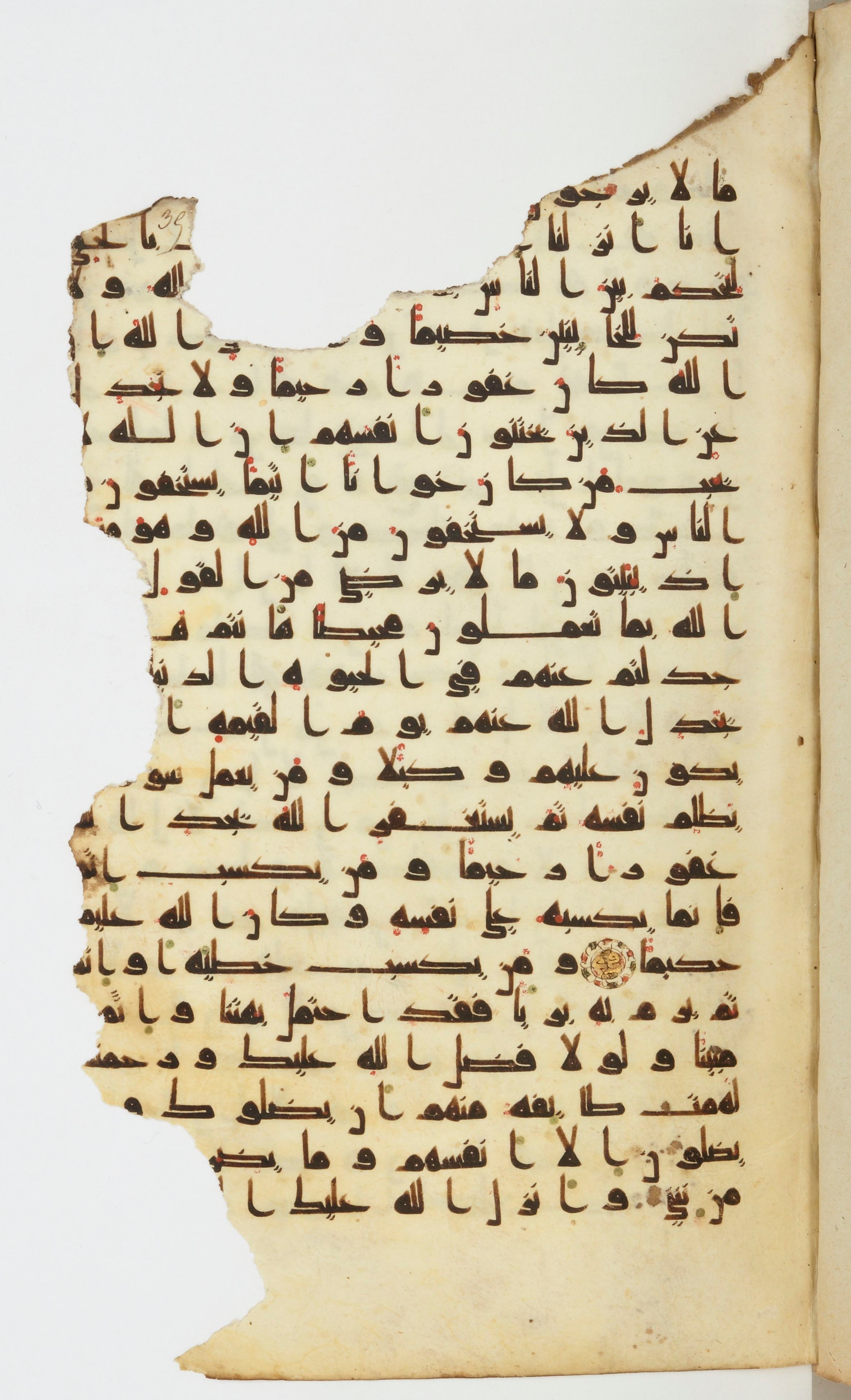 Bibliothèque nationale de France, Arabe 339, in Kufic D.I script, showing Surah 4:110 from 8th to 10th Century AD found in Fustat, Egypt, currently housed at Bibliothèque nationale de France, Paris