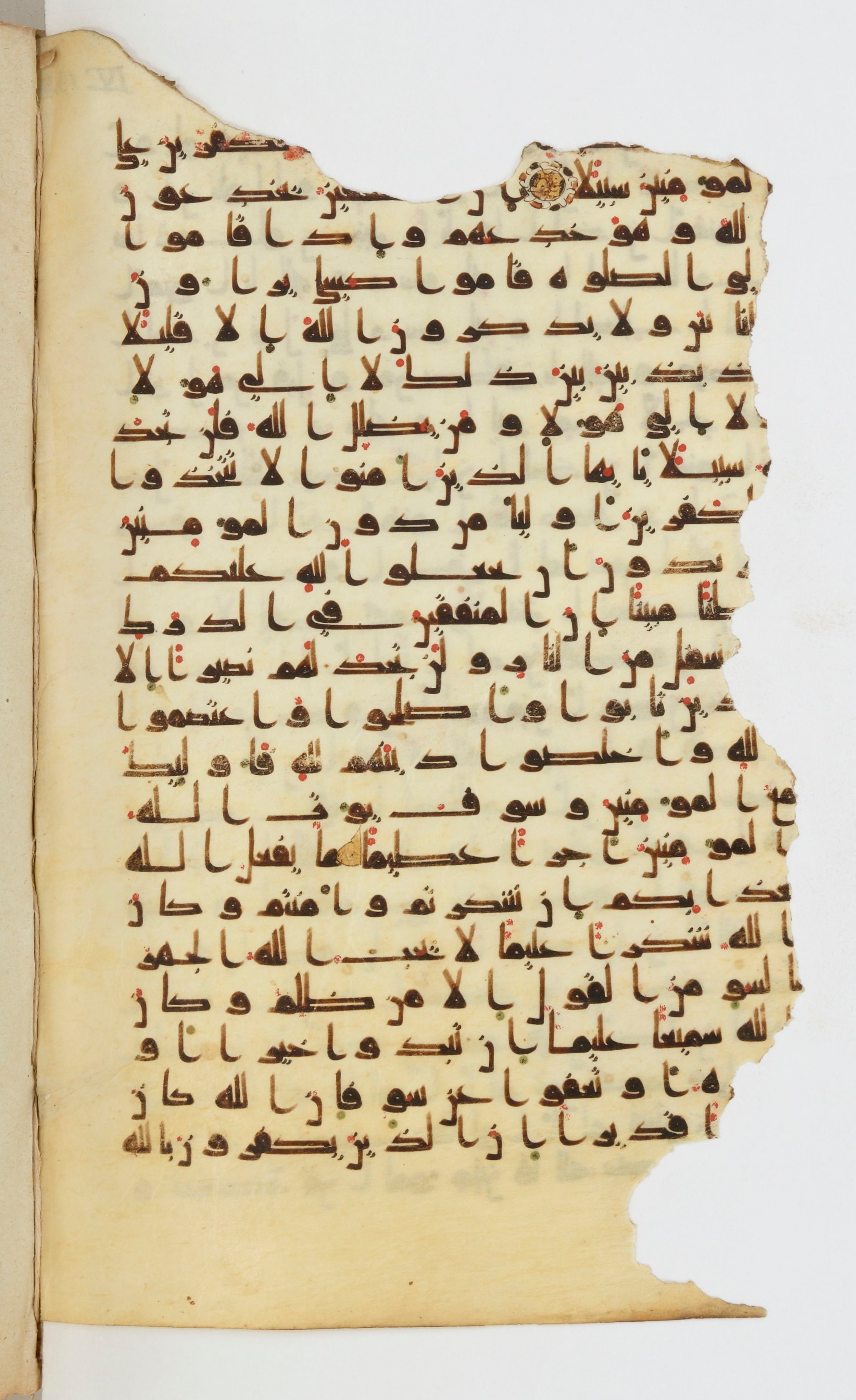 Bibliothèque nationale de France, Arabe 339, in Kufic D.I script, showing Surah 4:149 from 8th to 10th Century AD found in Fustat, Egypt, currently housed at Bibliothèque nationale de France, Paris