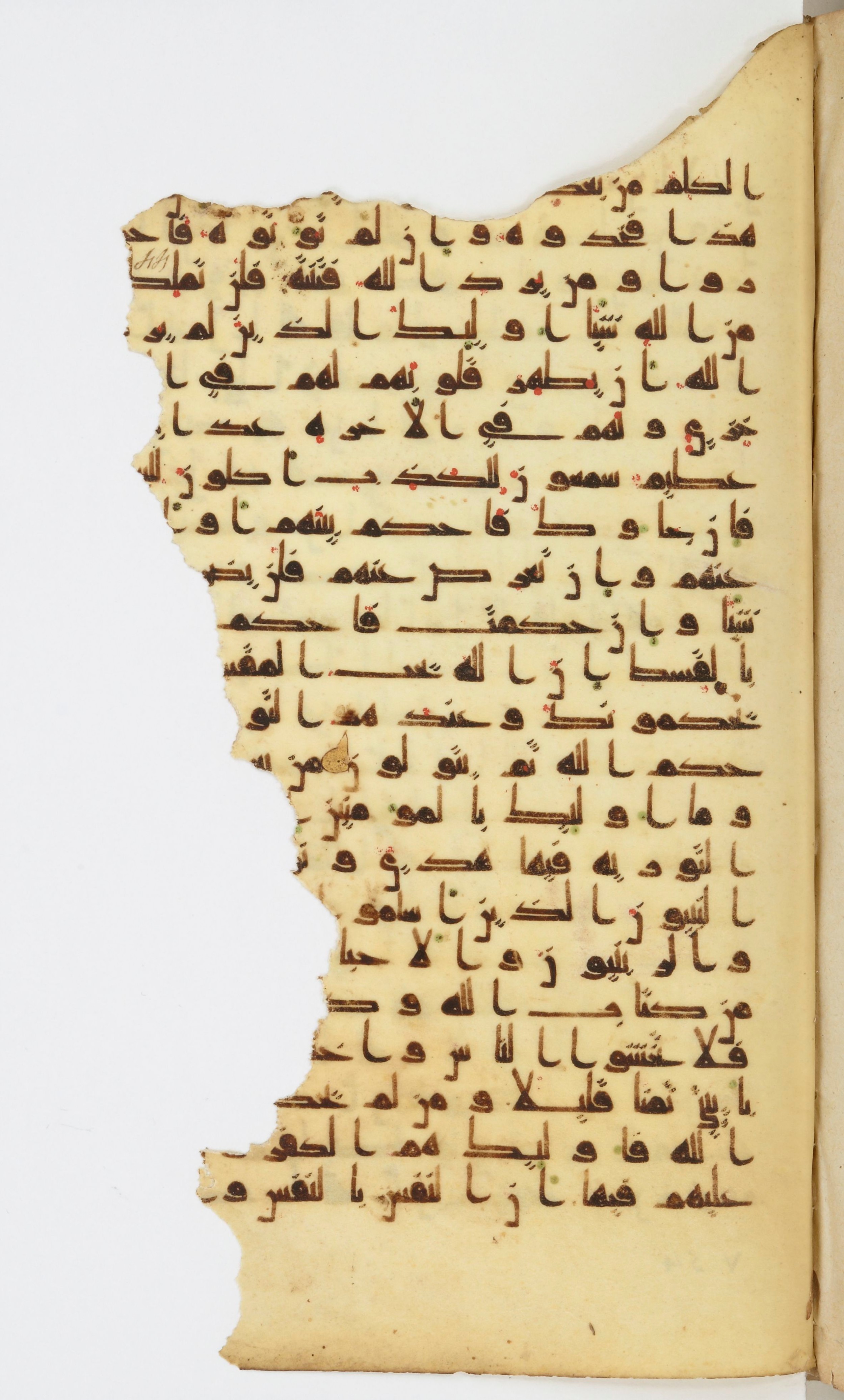 Bibliothèque nationale de France, Arabe 339, in Kufic D.I script, showing Surah 5:43 from 8th to 10th Century AD found in Fustat, Egypt, currently housed at Bibliothèque nationale de France, Paris
