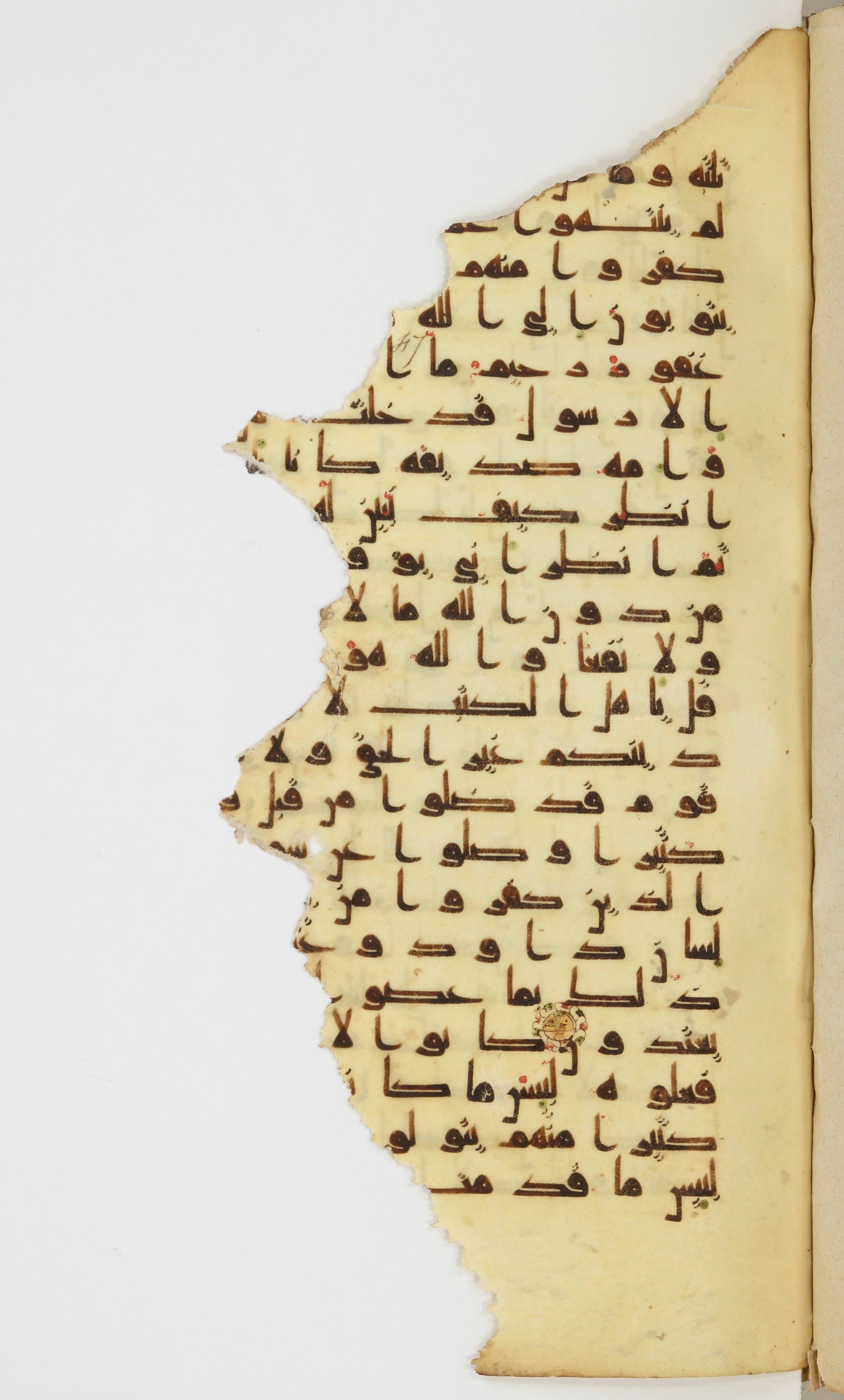 Bibliothèque nationale de France, Arabe 339, in Kufic D.I script, showing Surah 5:76 from 8th to 10th Century AD found in Fustat, Egypt, currently housed at Bibliothèque nationale de France, Paris