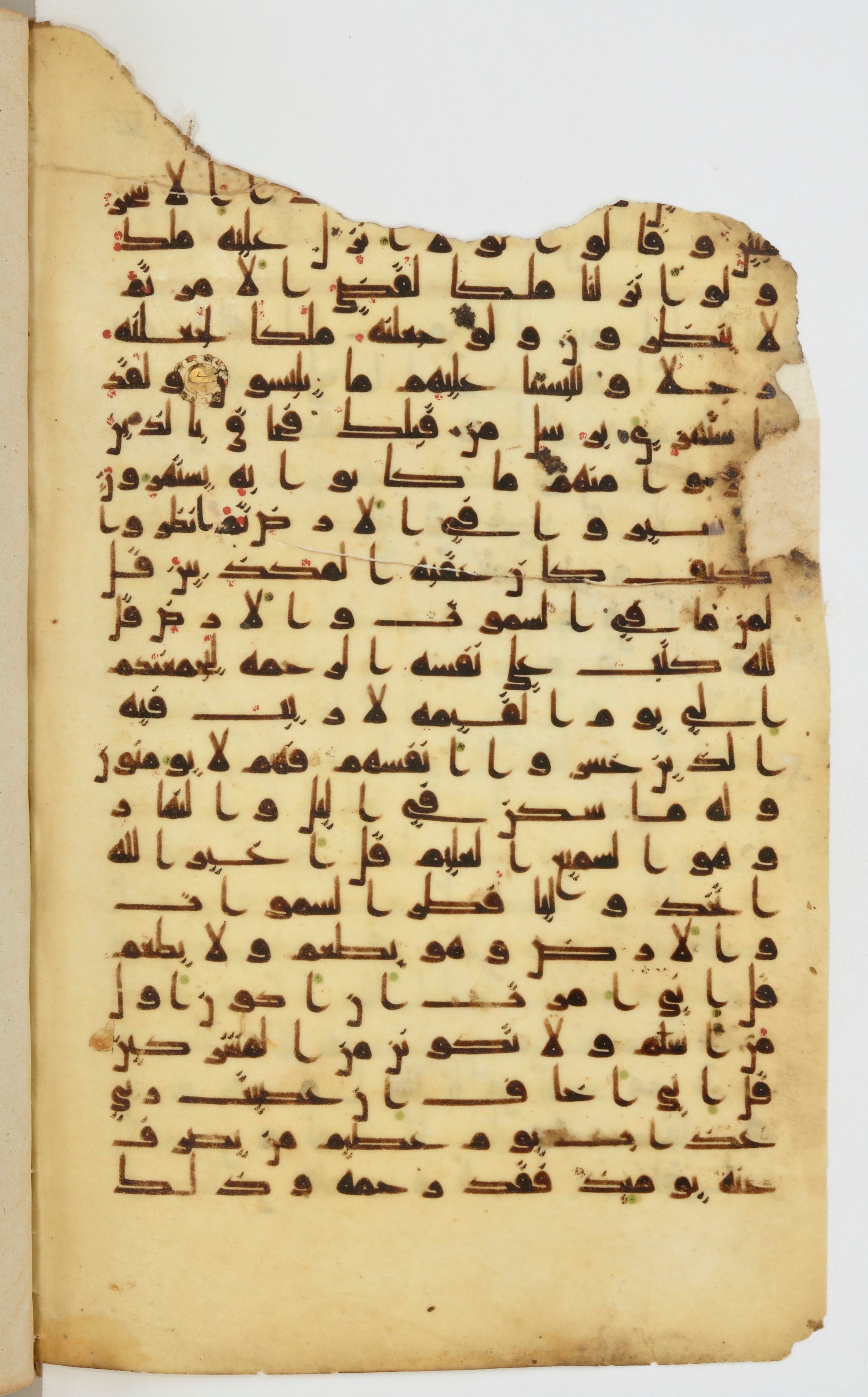 Bibliothèque nationale de France, Arabe 339, in Kufic D.I script, showing Surah 6:13 from 8th to 10th Century AD found in Fustat, Egypt, currently housed at Bibliothèque nationale de France, Paris