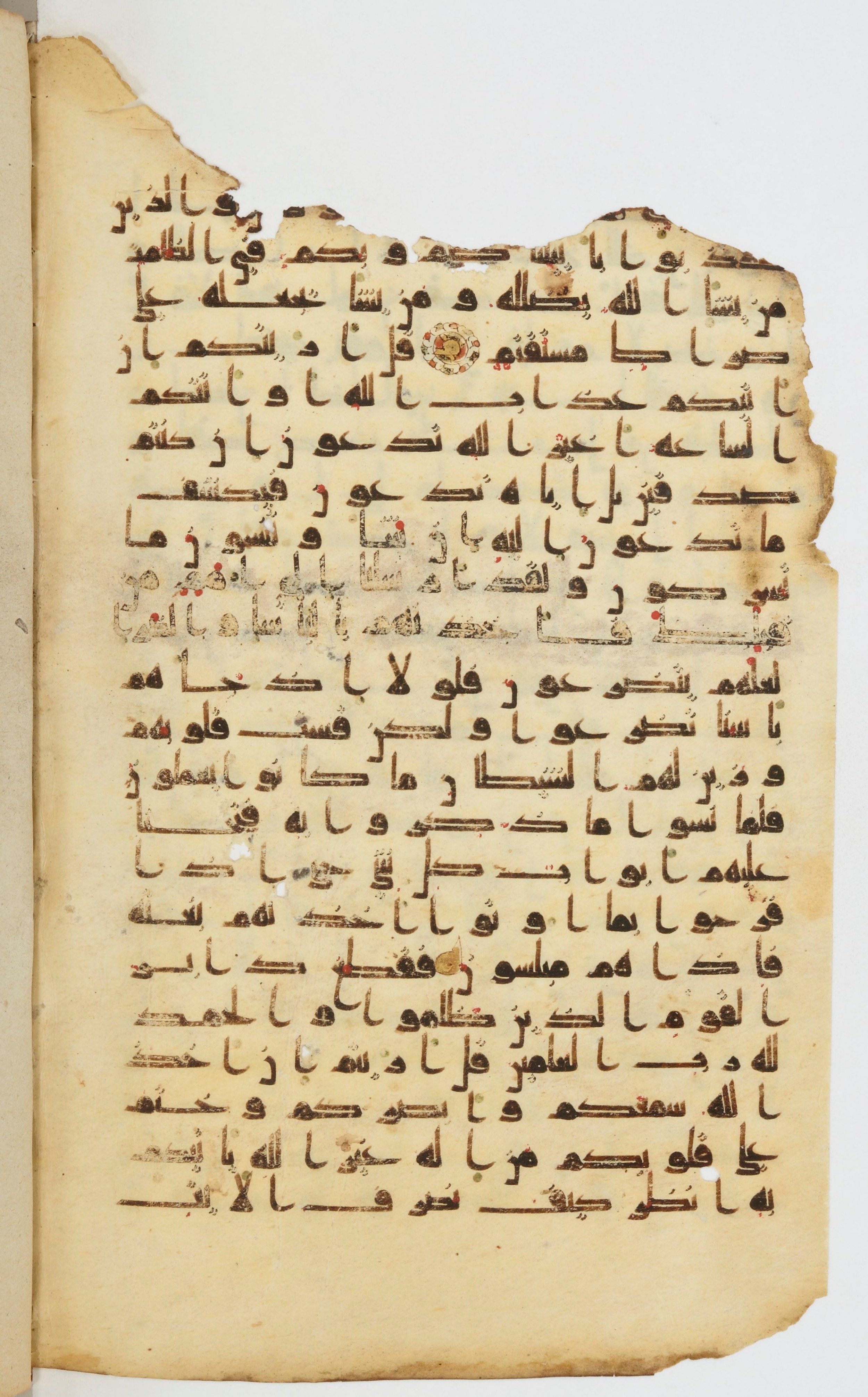 Bibliothèque nationale de France, Arabe 339, in Kufic D.I script, showing Surah 6:39 from 8th to 10th Century AD found in Fustat, Egypt, currently housed at Bibliothèque nationale de France, Paris