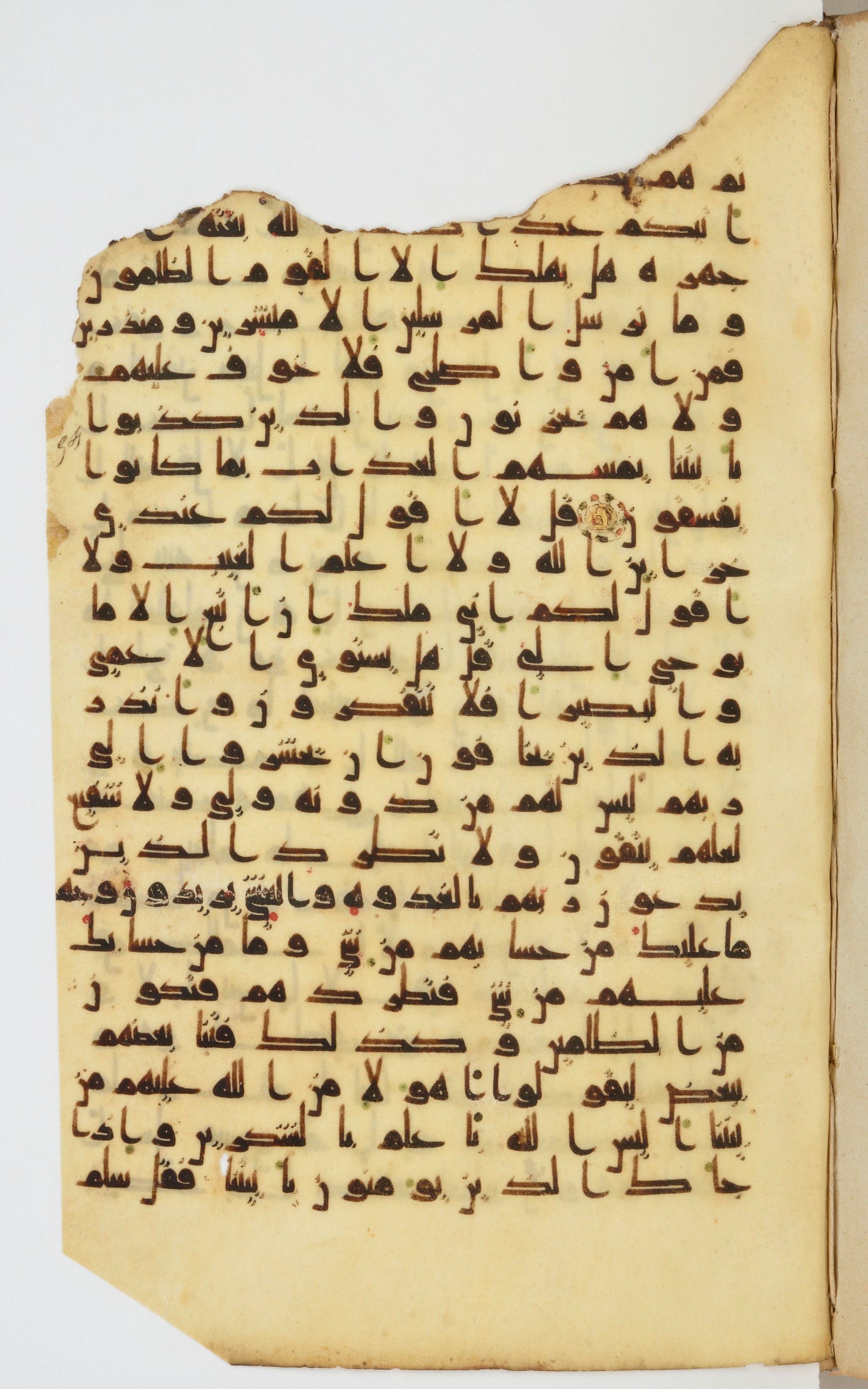 Bibliothèque nationale de France, Arabe 339, in Kufic D.I script, showing Surah 6:49 from 8th to 10th Century AD found in Fustat, Egypt, currently housed at Bibliothèque nationale de France, Paris