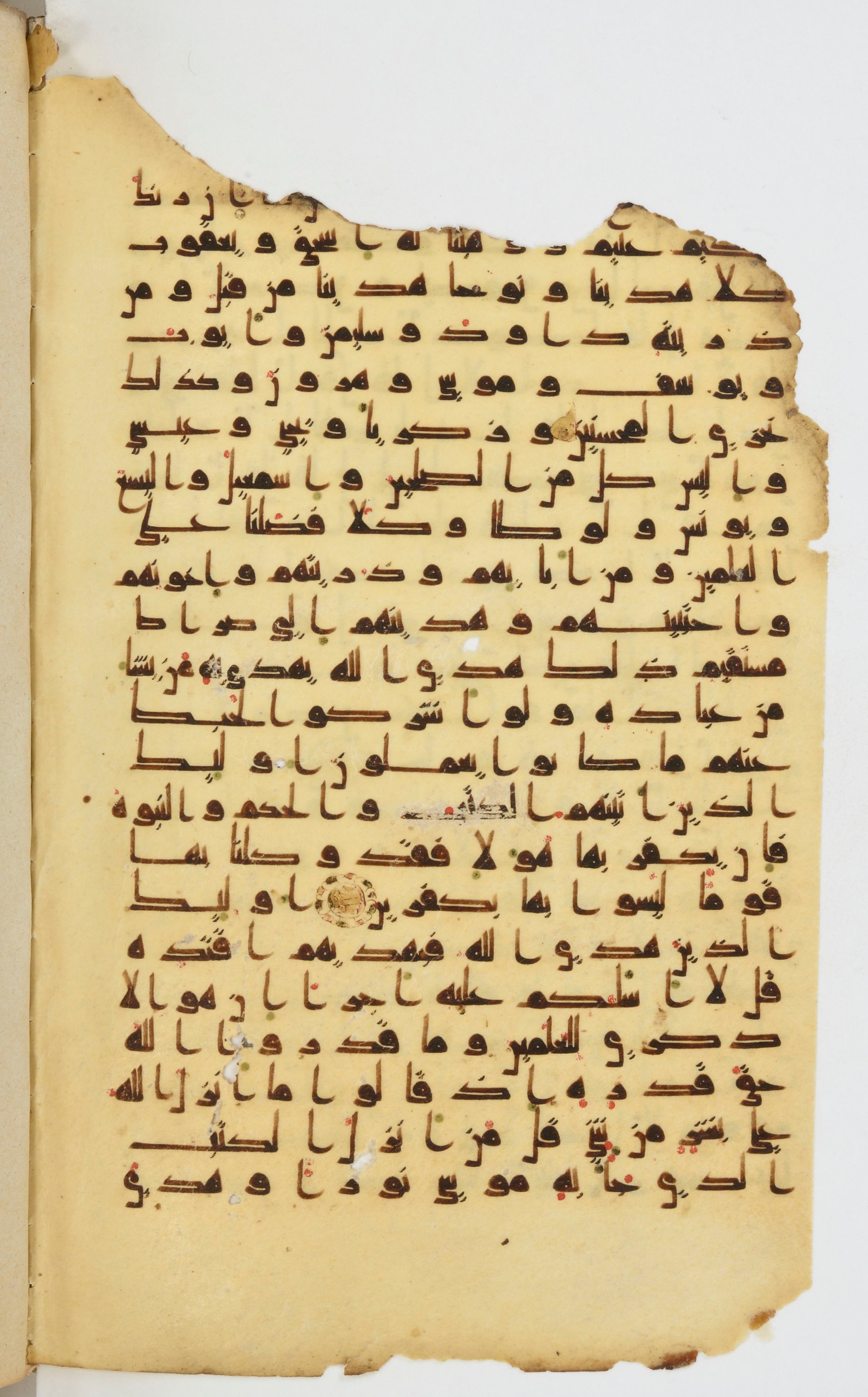 Bibliothèque nationale de France, Arabe 339 (Scan 2), in Kufic D.I script, showing Surah 6:83 from 8th to 10th Century AD found in Fustat, Egypt, currently housed at Bibliothèque nationale de France, Paris