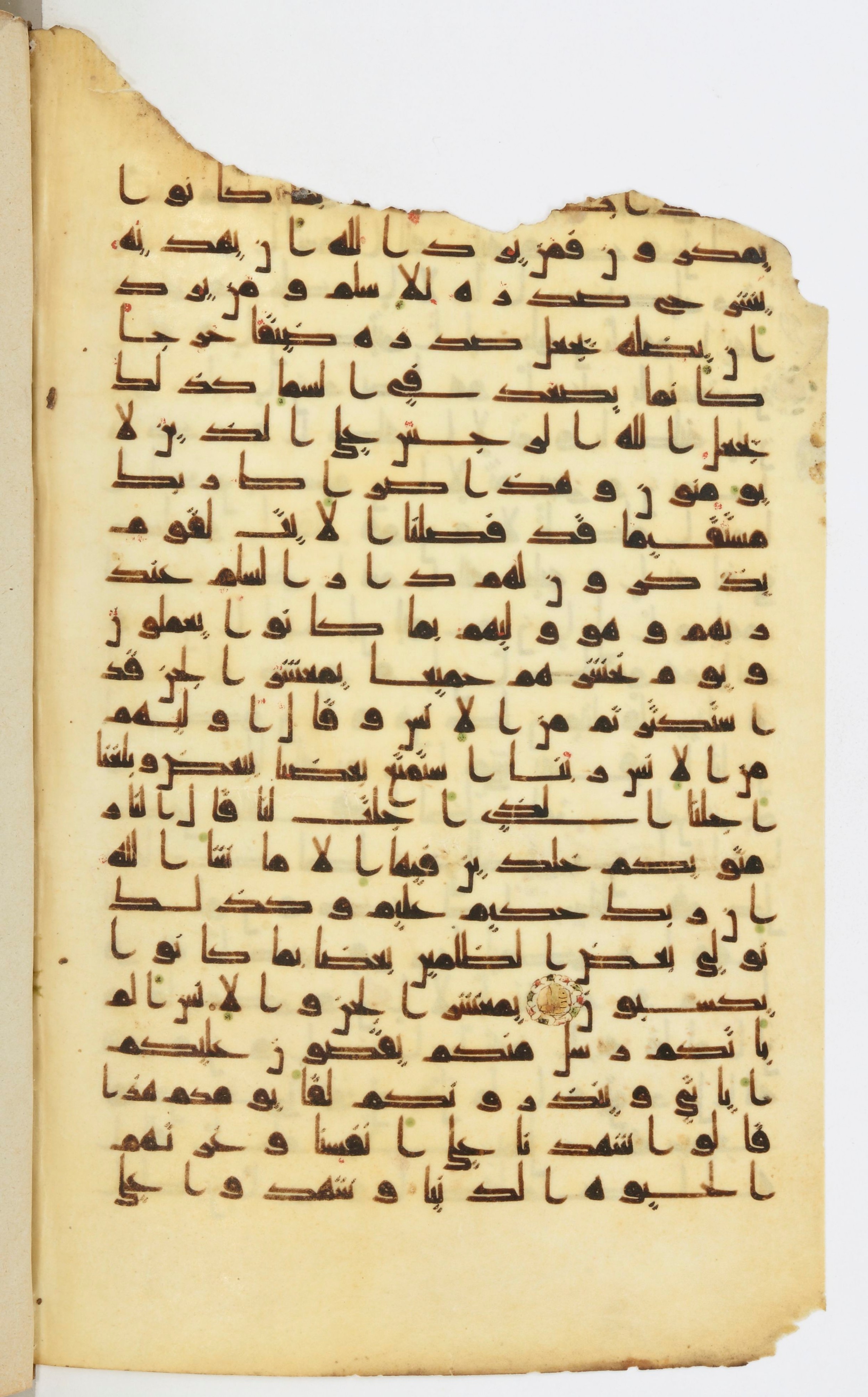 Bibliothèque nationale de France, Arabe 339 (Scan 2), in Kufic D.I script, showing Surah 6:124 from 8th to 10th Century AD found in Fustat, Egypt, currently housed at Bibliothèque nationale de France, Paris