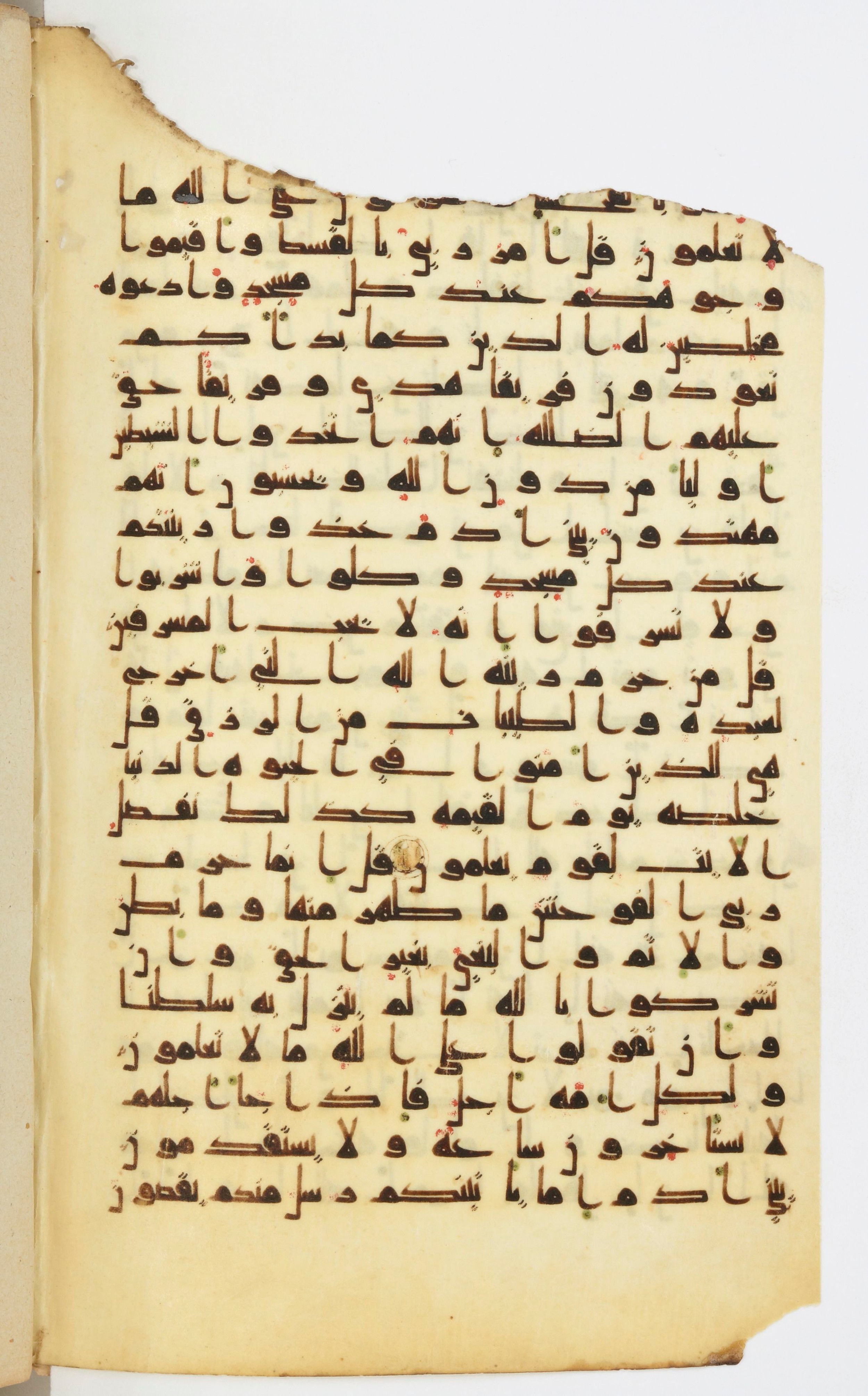 Bibliothèque nationale de France, Arabe 339, in Kufic D.I script, showing Surah 7:32 from 8th to 10th Century AD found in Fustat, Egypt, currently housed at Bibliothèque nationale de France, Paris