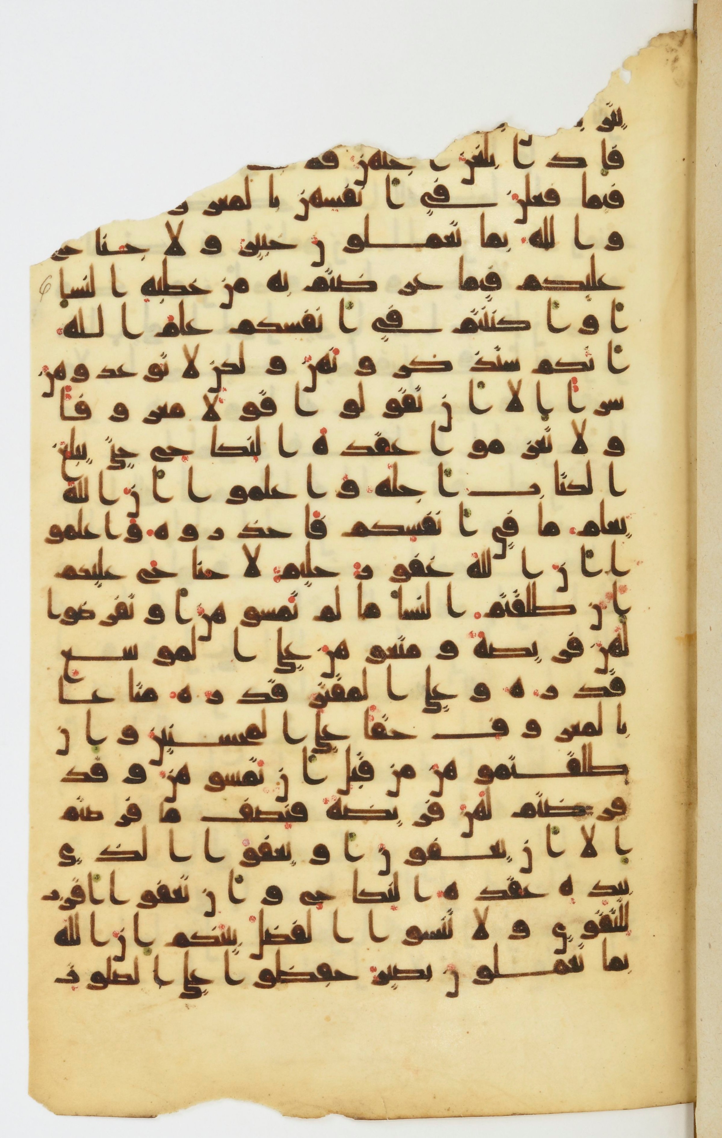 Bibliothèque nationale de France, Arabe 339, in Kufic D.I script, showing Surah 2:237 from 8th to 10th Century AD found in Fustat, Egypt, currently housed at Bibliothèque nationale de France, Paris
