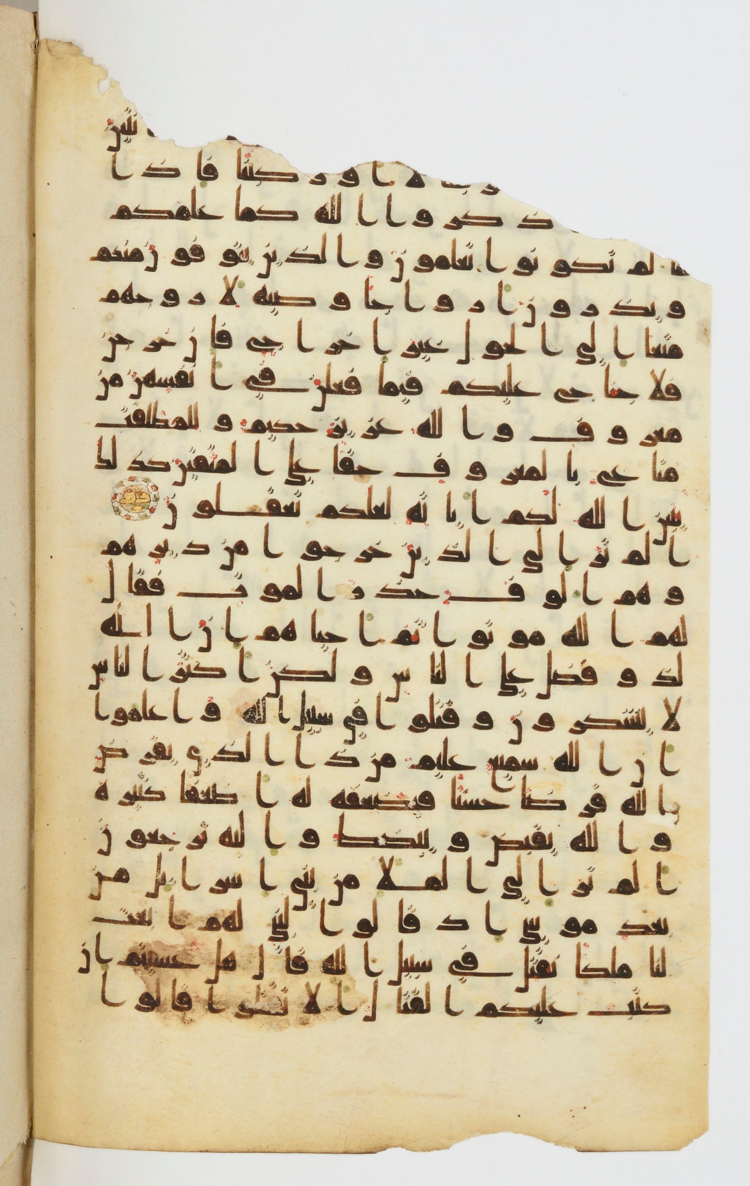 Bibliothèque nationale de France, Arabe 339, in Kufic D.I script, showing Surah 2:239 from 8th to 10th Century AD found in Fustat, Egypt, currently housed at Bibliothèque nationale de France, Paris
