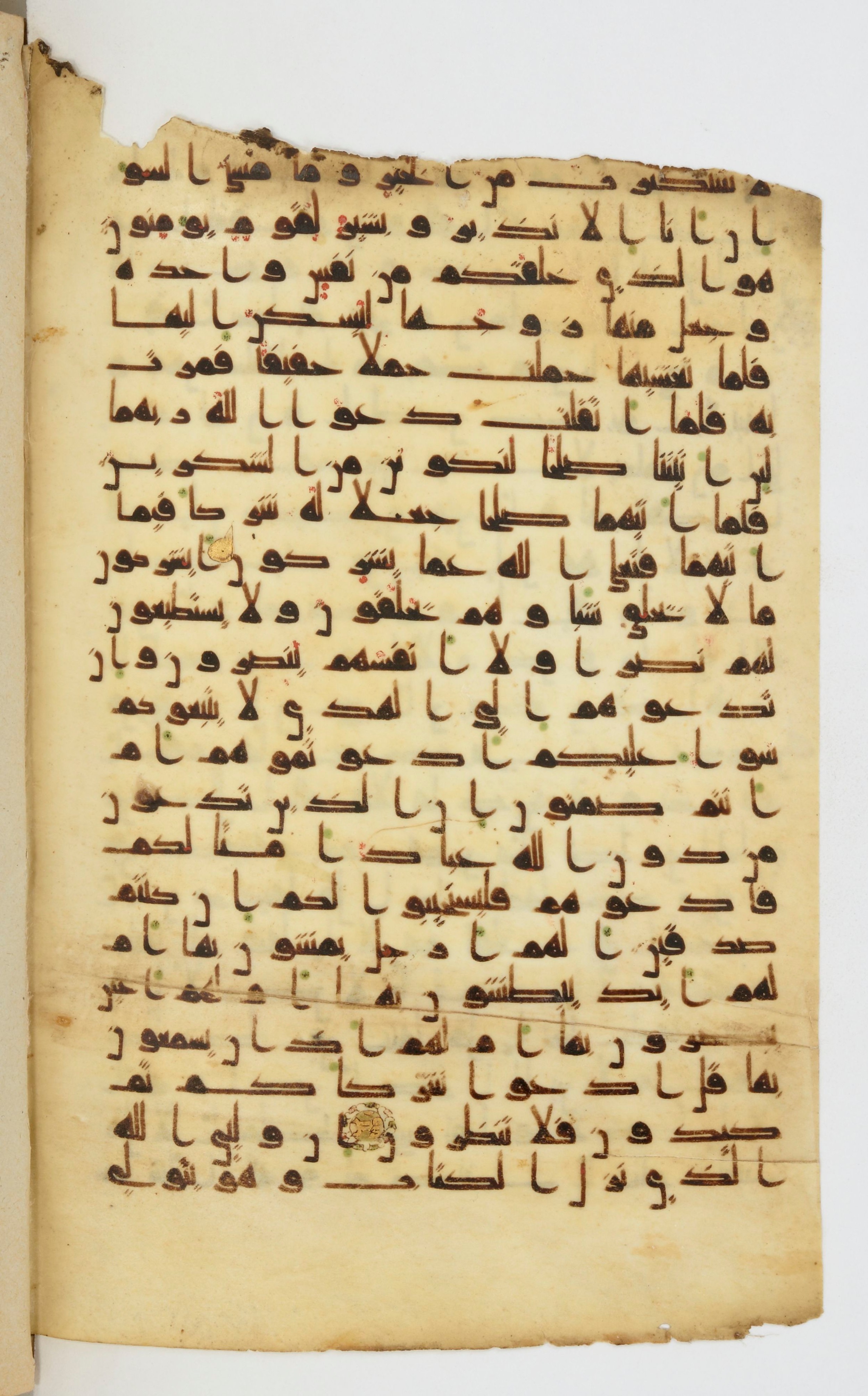 Bibliothèque nationale de France, Arabe 339, in Kufic D.I script, showing Surah 7:191 from 8th to 10th Century AD found in Fustat, Egypt, currently housed at Bibliothèque nationale de France, Paris