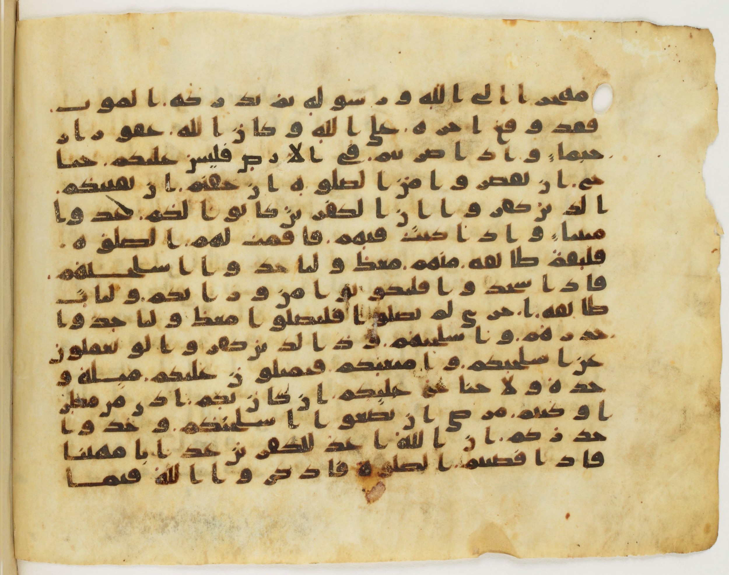 Paris, Bibliothèque nationale de France, Arabe 340 (a) (Scan 1), in Early Kufic (Analogies with Groups A and B) script, showing Surah 4:103 from 8th to 9th Century AD found in Fustat (Old Cairo), Egypt, currently housed at Bibliothèque nationale de France, Paris