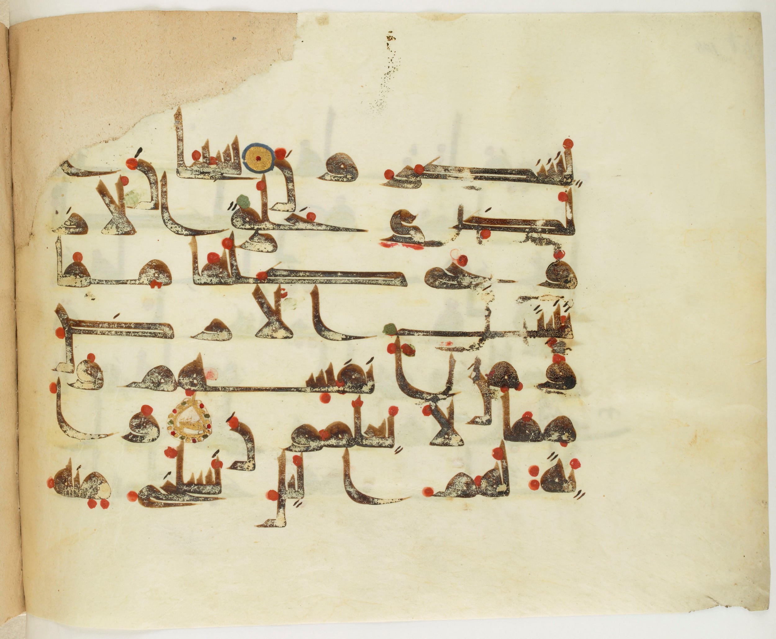 Paris, Bibliothèque nationale de France, Arabe 341 (a) (Scan 1), in Kufic D.III script, showing Surah 36:37 from Mid 8th to Late 10th Century AD found in Fustat (Old Cairo), Egypt, currently housed at Bibliothèque nationale de France, Paris