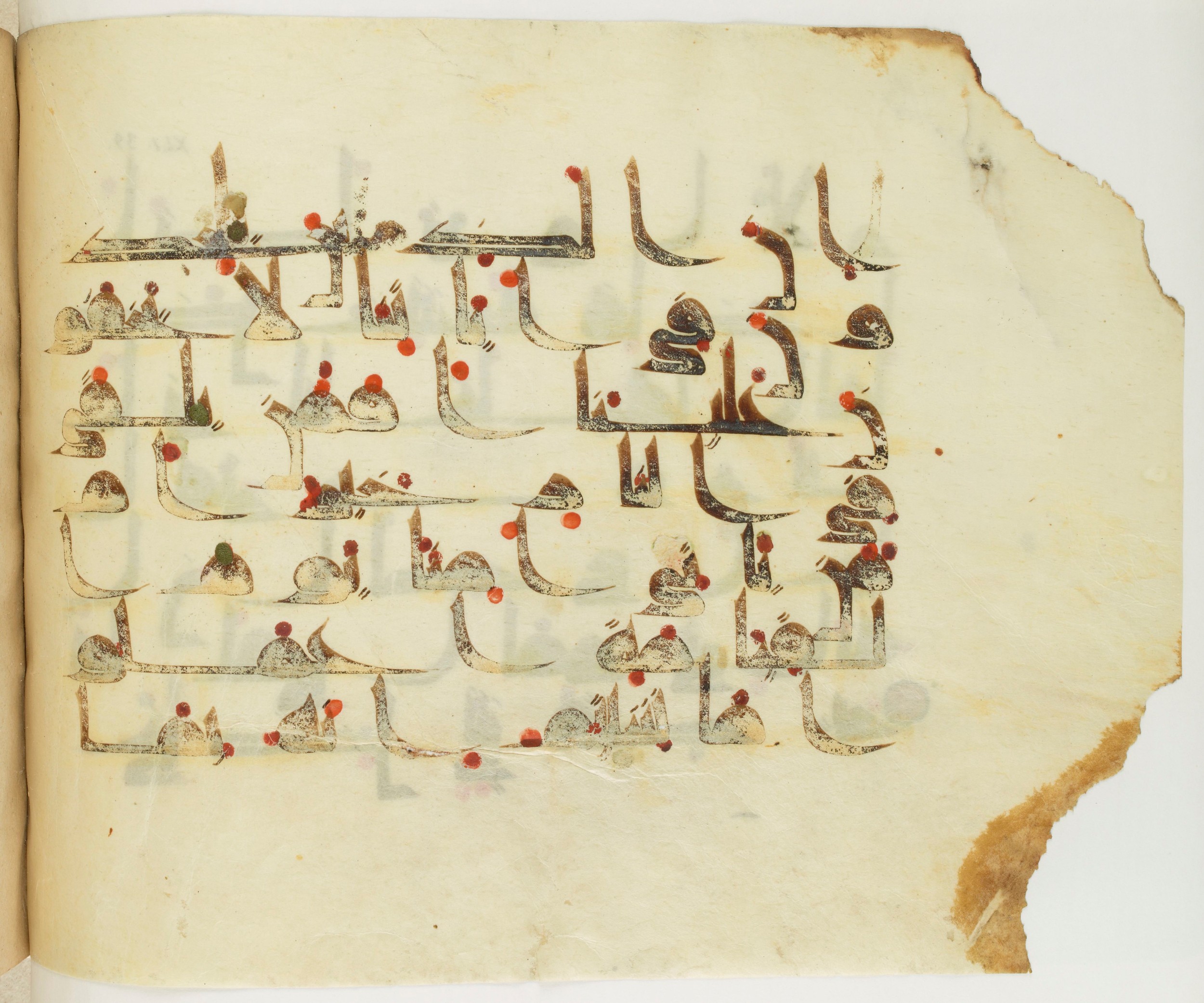 Paris, Bibliothèque nationale de France, Arabe 341 (a) (Scan 1), in Kufic D.III script, showing Surah 41:40 from Mid 8th to Late 10th Century AD found in Fustat (Old Cairo), Egypt, currently housed at Bibliothèque nationale de France, Paris