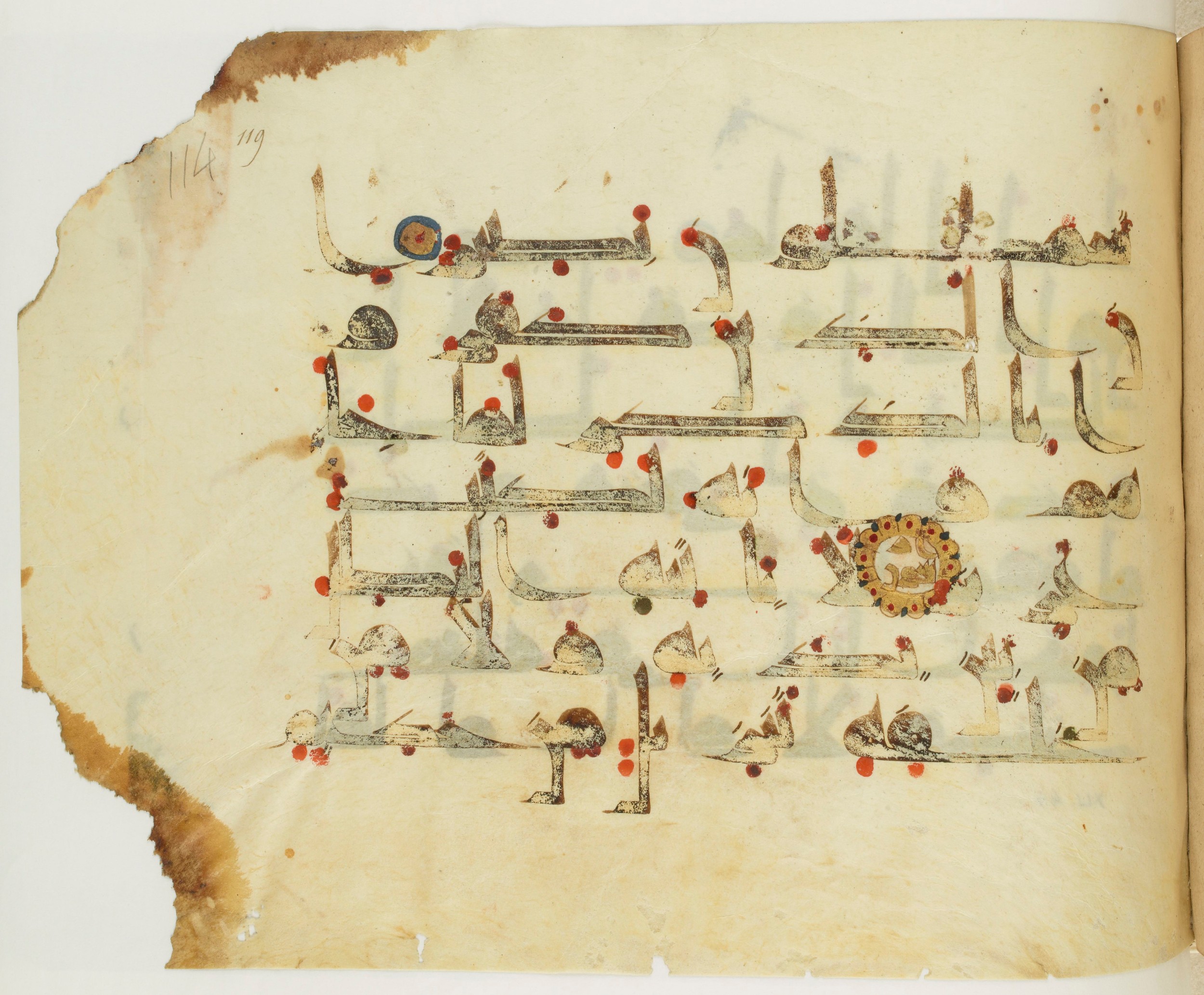 Paris, Bibliothèque nationale de France, Arabe 341 (a) (Scan 2), in Kufic D.III script, showing Surah 41:40 from Mid 8th to Late 10th Century AD found in Fustat (Old Cairo), Egypt, currently housed at Bibliothèque nationale de France, Paris
