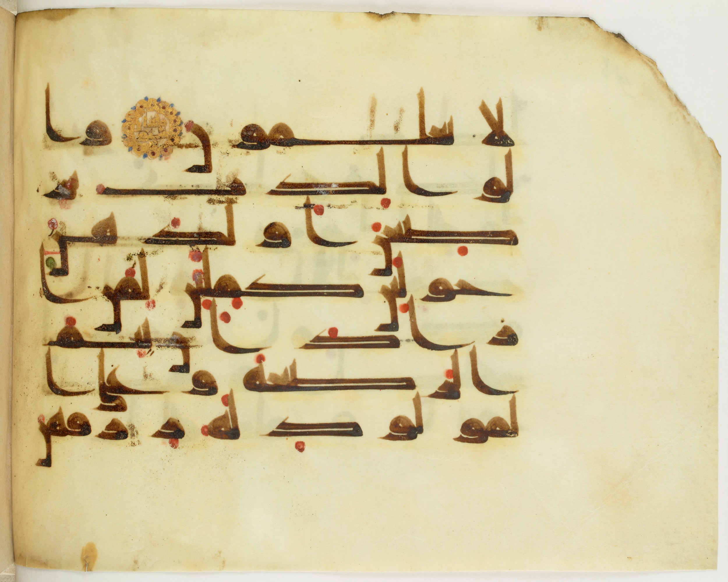 Paris, Bibliothèque nationale de France, Arabe 341 (a) (Scan 3), in Kufic D.III script, showing Surah 2:232 from Mid 8th to Late 10th Century AD found in Fustat (Old Cairo), Egypt, currently housed at Bibliothèque nationale de France, Paris