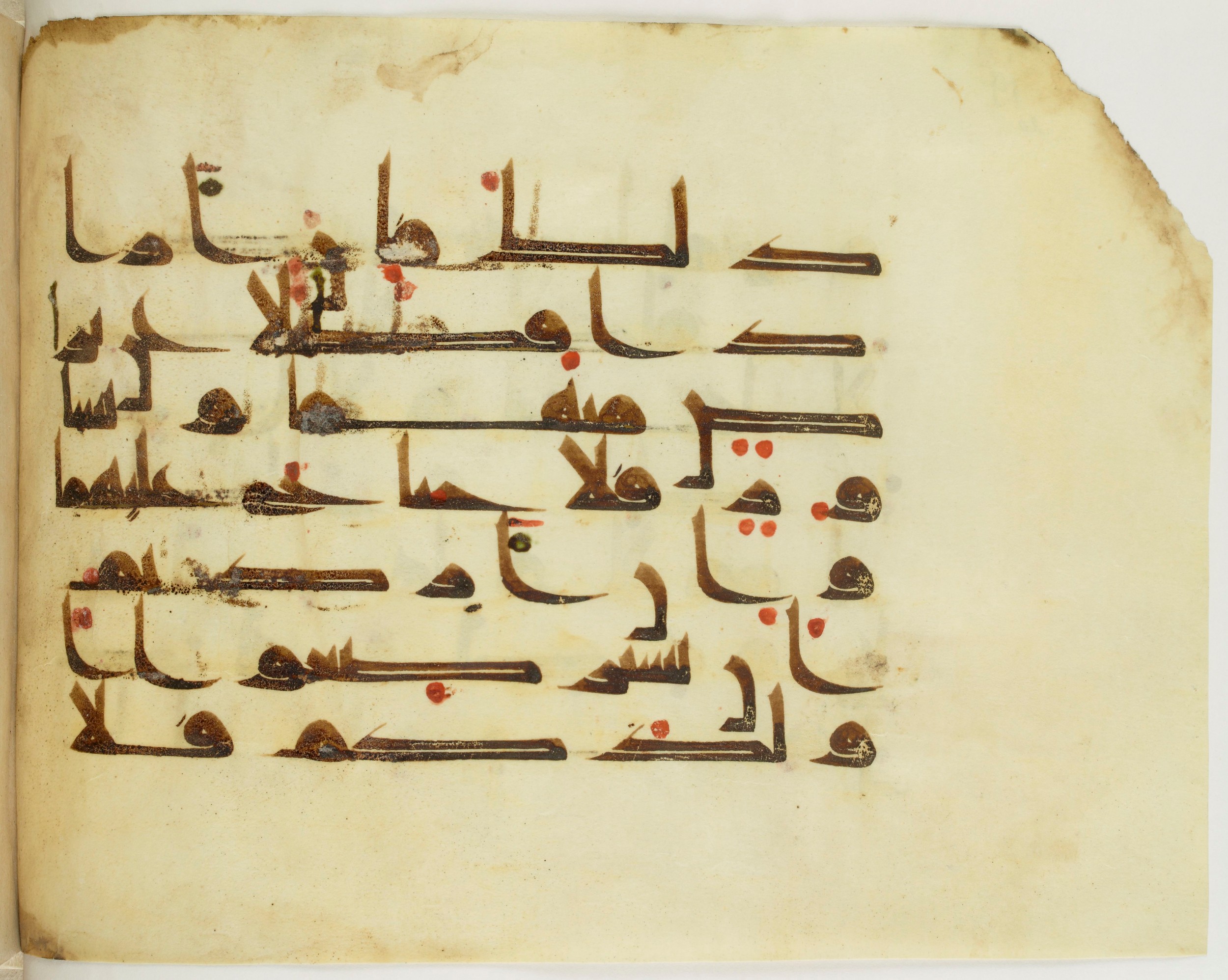 Paris, Bibliothèque nationale de France, Arabe 341 (a) (Scan 3), in Kufic D.III script, showing Surah 2:233 from Mid 8th to Late 10th Century AD found in Fustat (Old Cairo), Egypt, currently housed at Bibliothèque nationale de France, Paris