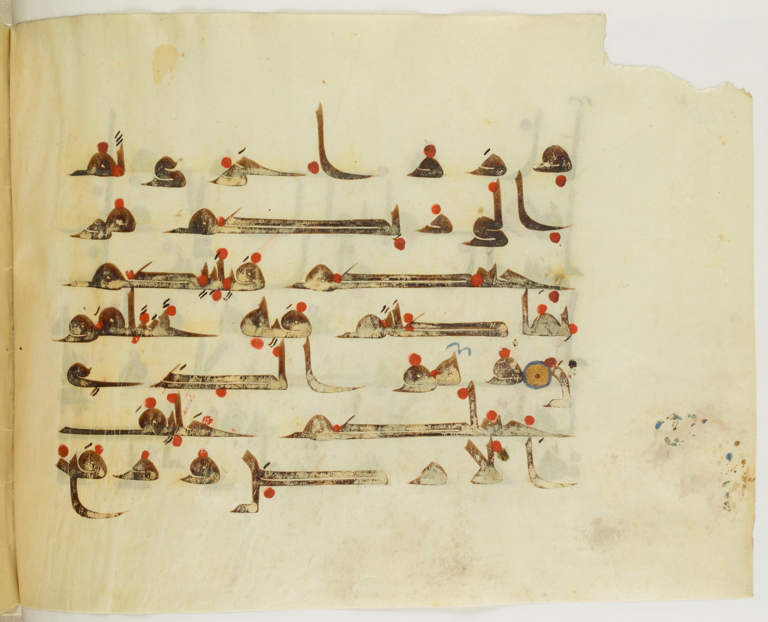 Paris, Bibliothèque nationale de France, Arabe 341 (a) (Scan 2), in Kufic D.III script, showing Surah 6:164 from Mid 8th to Late 10th Century AD found in Fustat (Old Cairo), Egypt, currently housed at Bibliothèque nationale de France, Paris