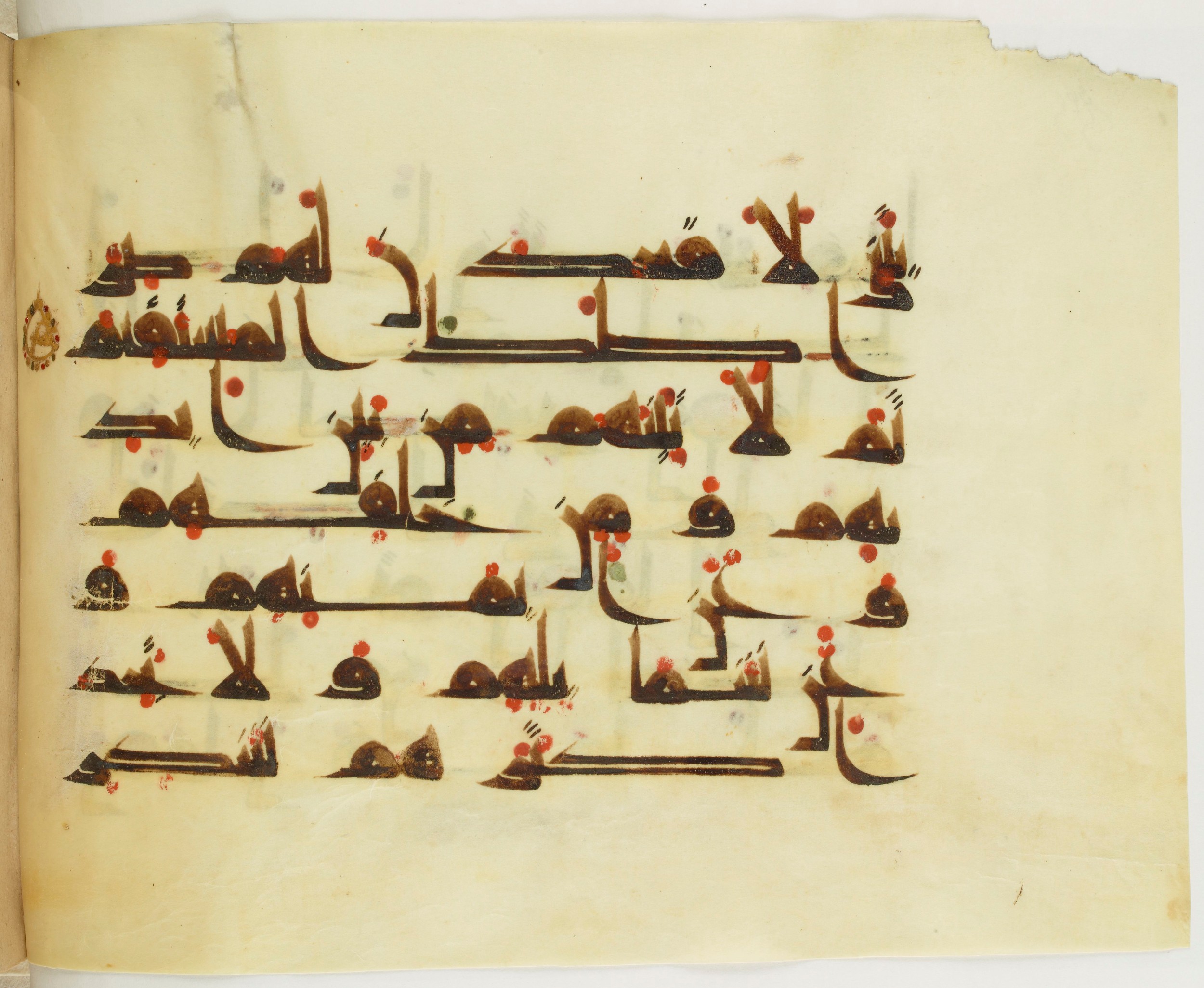 Paris, Bibliothèque nationale de France, Arabe 341 (a) (Scan 1), in Kufic D.III script, showing Surah 7:17 from Mid 8th to Late 10th Century AD found in Fustat (Old Cairo), Egypt, currently housed at Bibliothèque nationale de France, Paris
