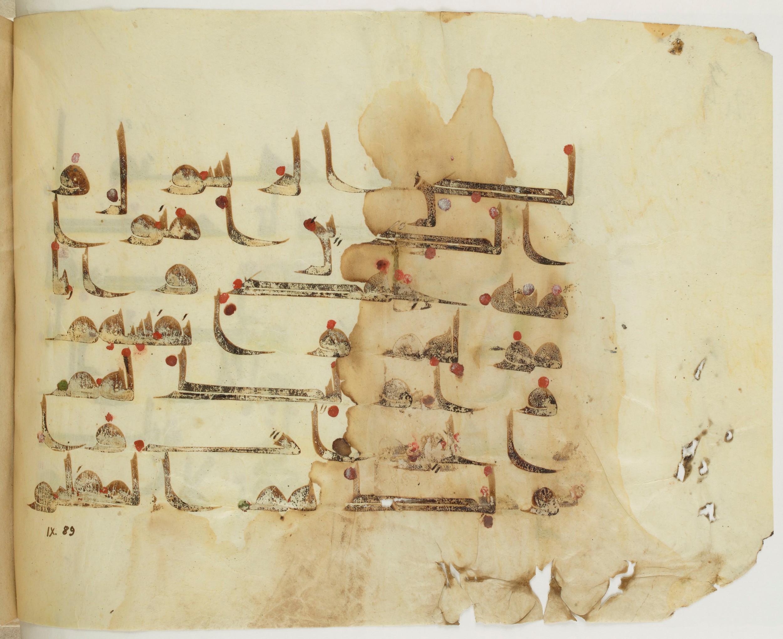 Paris, Bibliothèque nationale de France, Arabe 341 (a), in Kufic D.III script, showing Surah 9:88 from Mid 8th to Late 10th Century AD found in Fustat (Old Cairo), Egypt, currently housed at Bibliothèque nationale de France, Paris