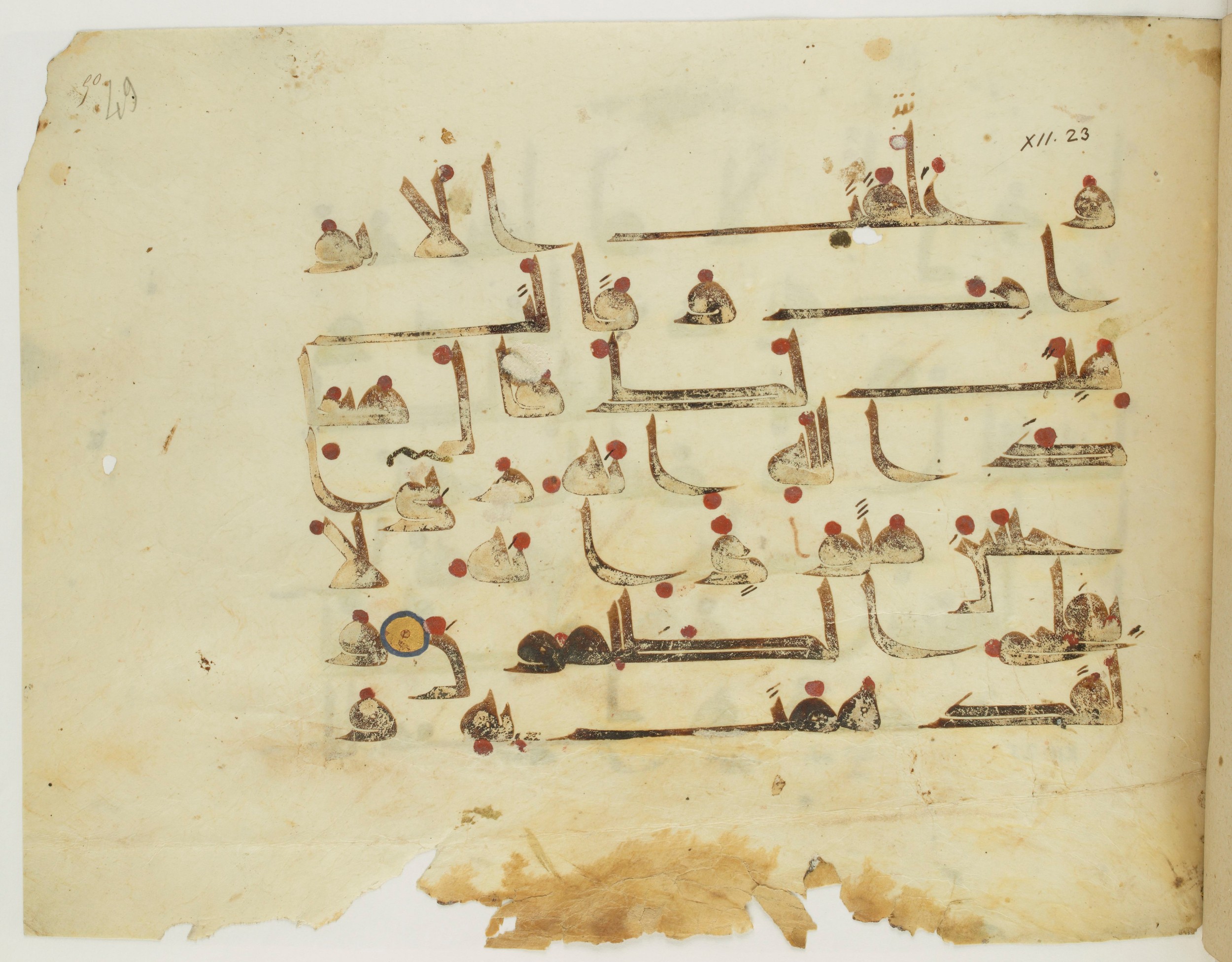 Paris, Bibliothèque nationale de France, Arabe 341 (a), in Kufic D.III script, showing Surah 12:23 from Mid 8th to Late 10th Century AD found in Fustat (Old Cairo), Egypt, currently housed at Bibliothèque nationale de France, Paris