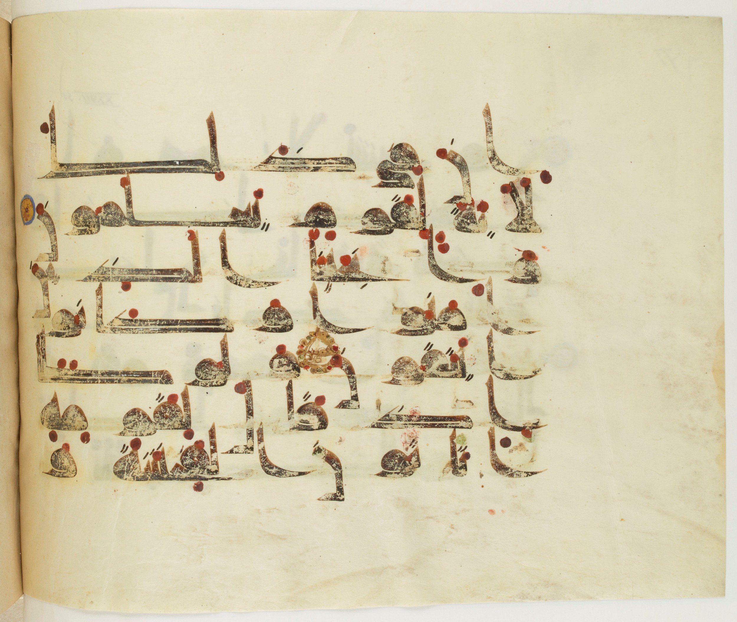 Paris, Bibliothèque nationale de France, Arabe 341 (a) (Scan 2), in Kufic D.III script, showing Surah 27:52 from Mid 8th to Late 10th Century AD found in Fustat (Old Cairo), Egypt, currently housed at Bibliothèque nationale de France, Paris