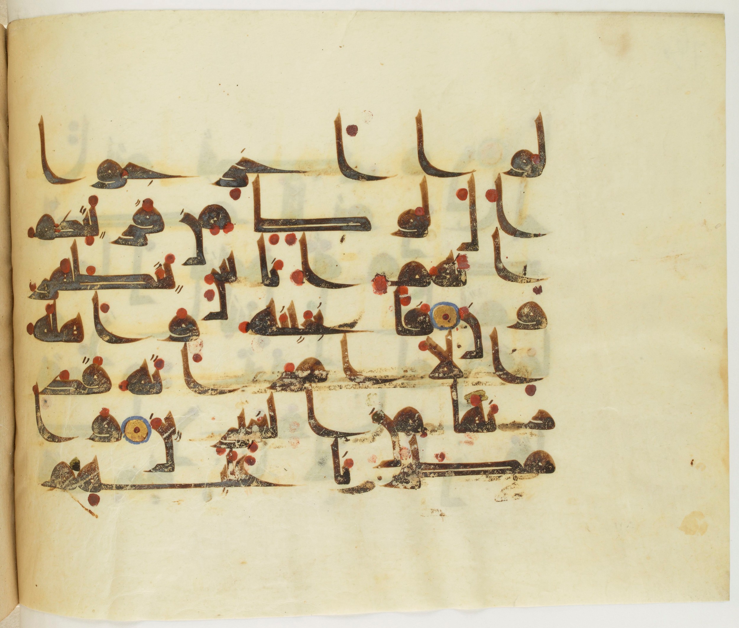 Paris, Bibliothèque nationale de France, Arabe 341 (a) (Scan 2), in Kufic D.III script, showing Surah 27:56 from Mid 8th to Late 10th Century AD found in Fustat (Old Cairo), Egypt, currently housed at Bibliothèque nationale de France, Paris