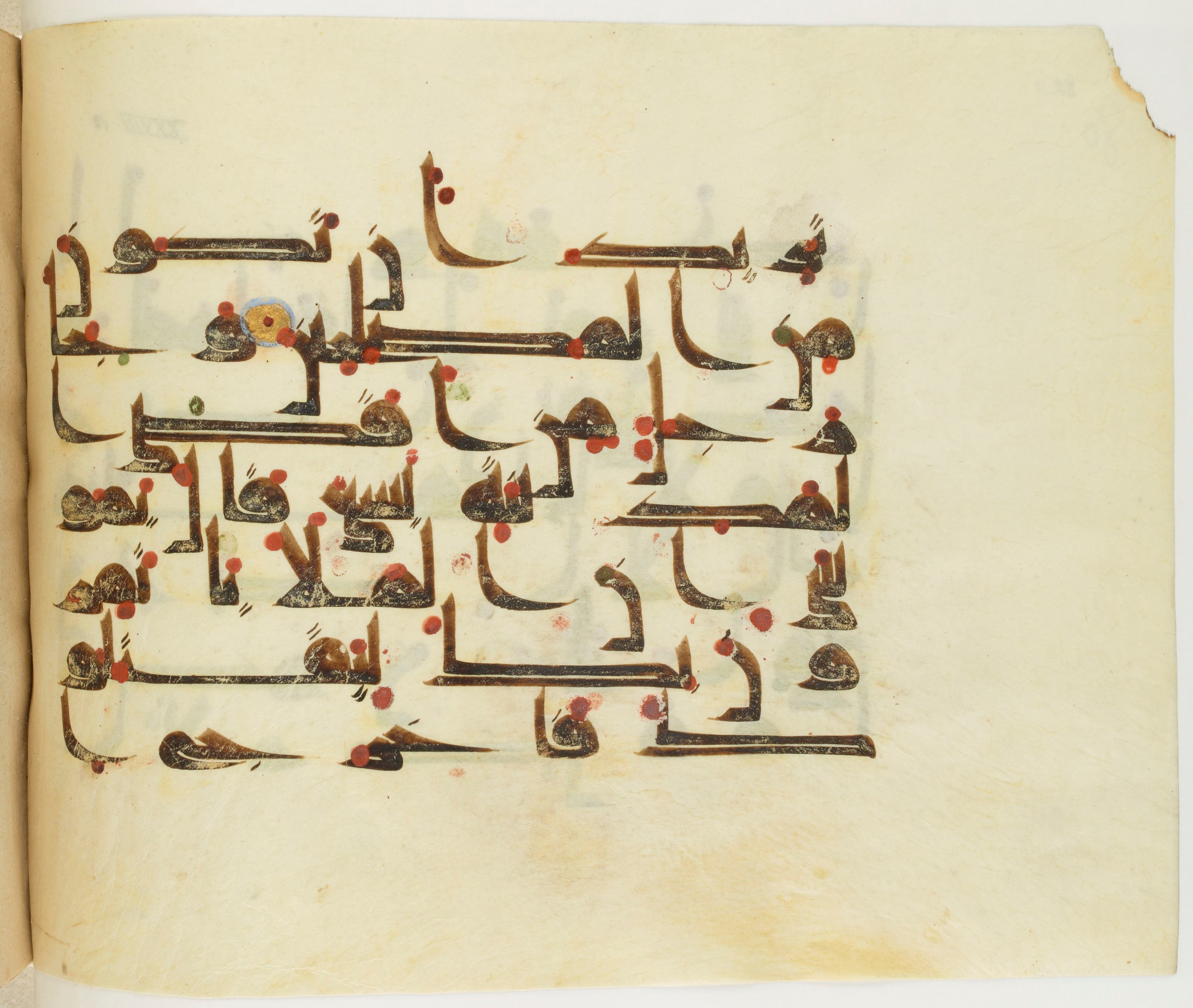 Paris, Bibliothèque nationale de France, Arabe 341 (a) (Scan 1), in Kufic D.III script, showing Surah 28:20 from Mid 8th to Late 10th Century AD found in Fustat (Old Cairo), Egypt, currently housed at Bibliothèque nationale de France, Paris