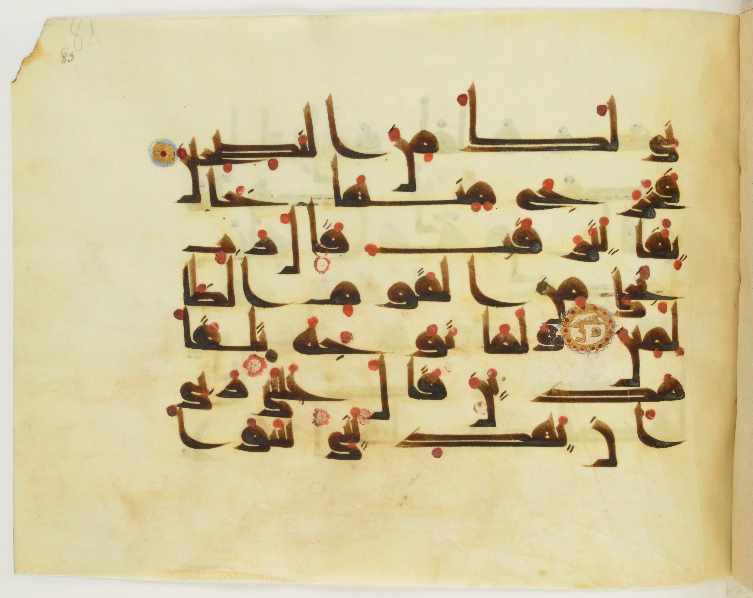 Paris, Bibliothèque nationale de France, Arabe 341 (a) (Scan 2), in Kufic D.III script, showing Surah 28:20 from Mid 8th to Late 10th Century AD found in Fustat (Old Cairo), Egypt, currently housed at Bibliothèque nationale de France, Paris