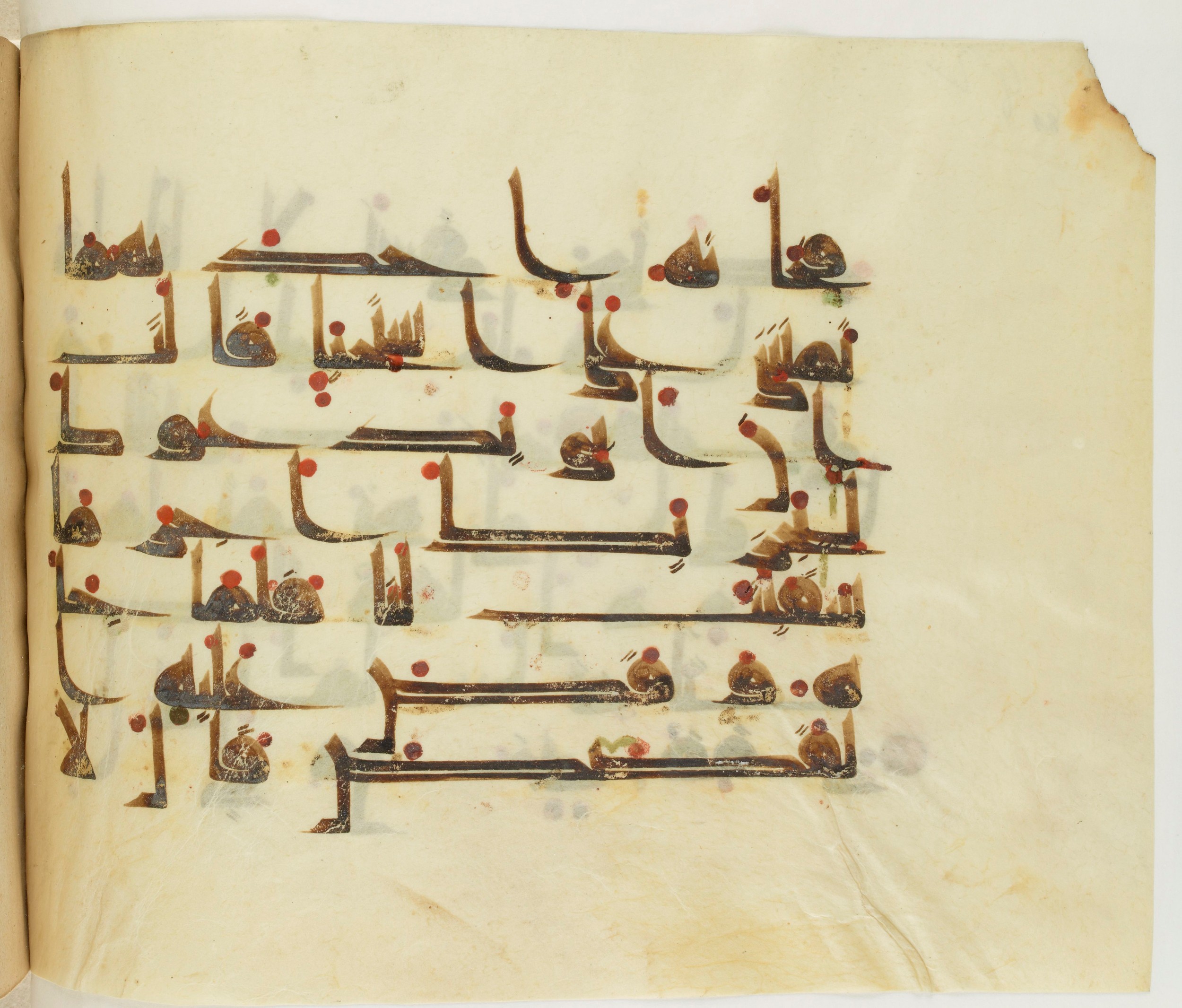Paris, Bibliothèque nationale de France, Arabe 341 (a) (Scan 1), in Kufic D.III script, showing Surah 28:25 from Mid 8th to Late 10th Century AD found in Fustat (Old Cairo), Egypt, currently housed at Bibliothèque nationale de France, Paris