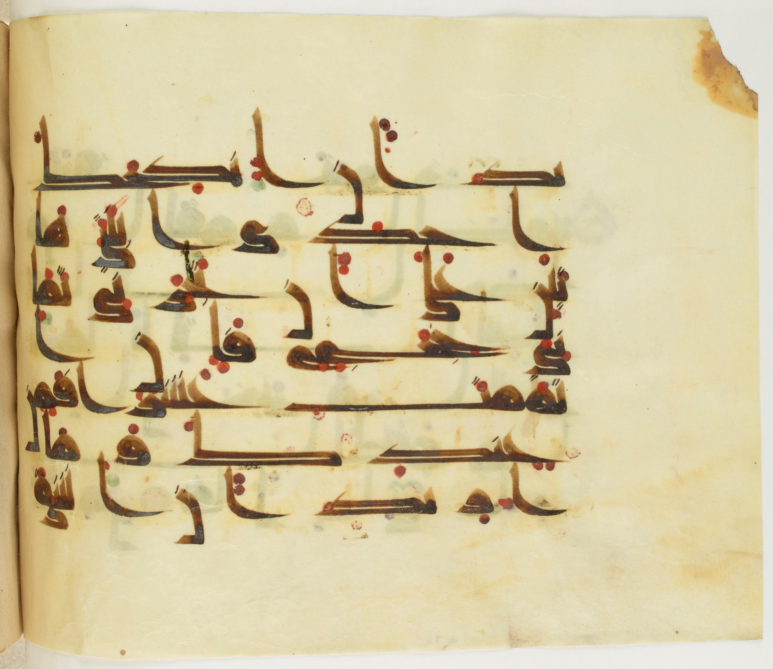Paris, Bibliothèque nationale de France, Arabe 341 (a) (Scan 2), in Kufic D.III script, showing Surah 28:27 from Mid 8th to Late 10th Century AD found in Fustat (Old Cairo), Egypt, currently housed at Bibliothèque nationale de France, Paris