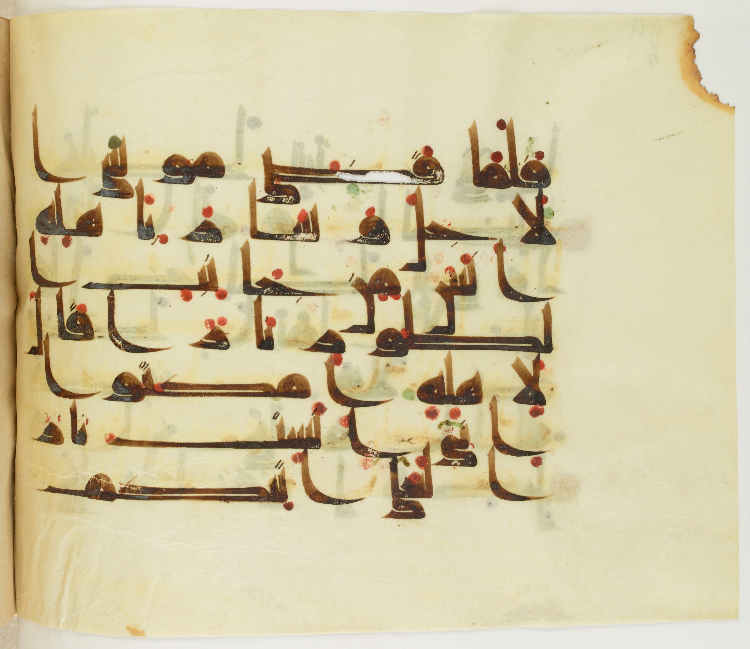 Paris, Bibliothèque nationale de France, Arabe 341 (a) (Scan 1), in Kufic D.III script, showing Surah 28:29 from Mid 8th to Late 10th Century AD found in Fustat (Old Cairo), Egypt, currently housed at Bibliothèque nationale de France, Paris