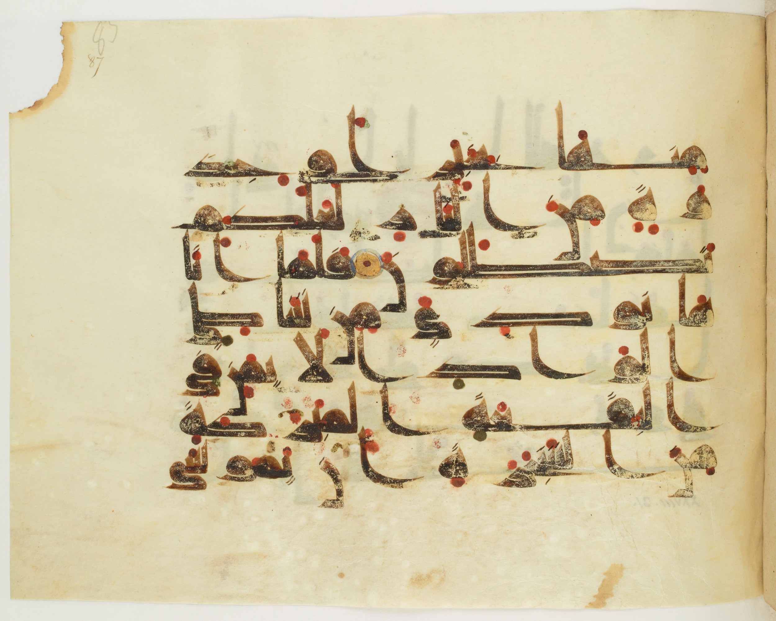 Paris, Bibliothèque nationale de France, Arabe 341 (a) (Scan 2), in Kufic D.III script, showing Surah 28:29 from Mid 8th to Late 10th Century AD found in Fustat (Old Cairo), Egypt, currently housed at Bibliothèque nationale de France, Paris