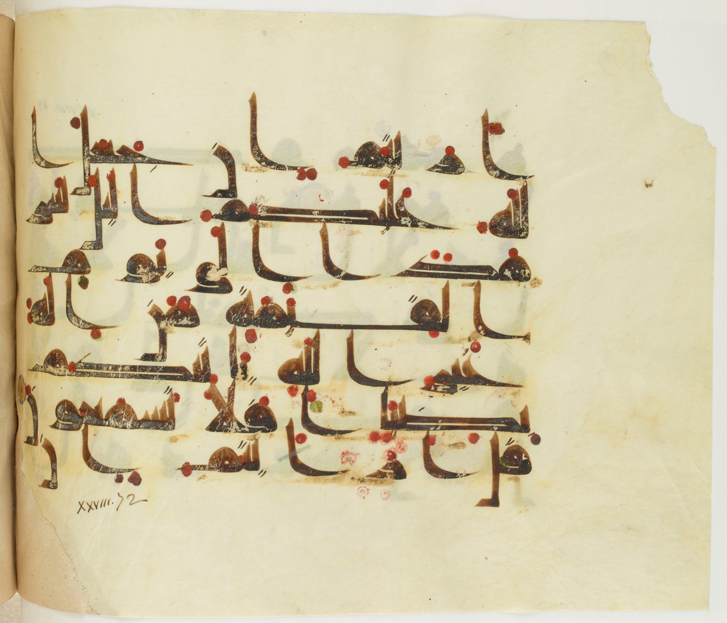 Paris, Bibliothèque nationale de France, Arabe 341 (a) (Scan 2), in Kufic D.III script, showing Surah 28:71 from Mid 8th to Late 10th Century AD found in Fustat (Old Cairo), Egypt, currently housed at Bibliothèque nationale de France, Paris
