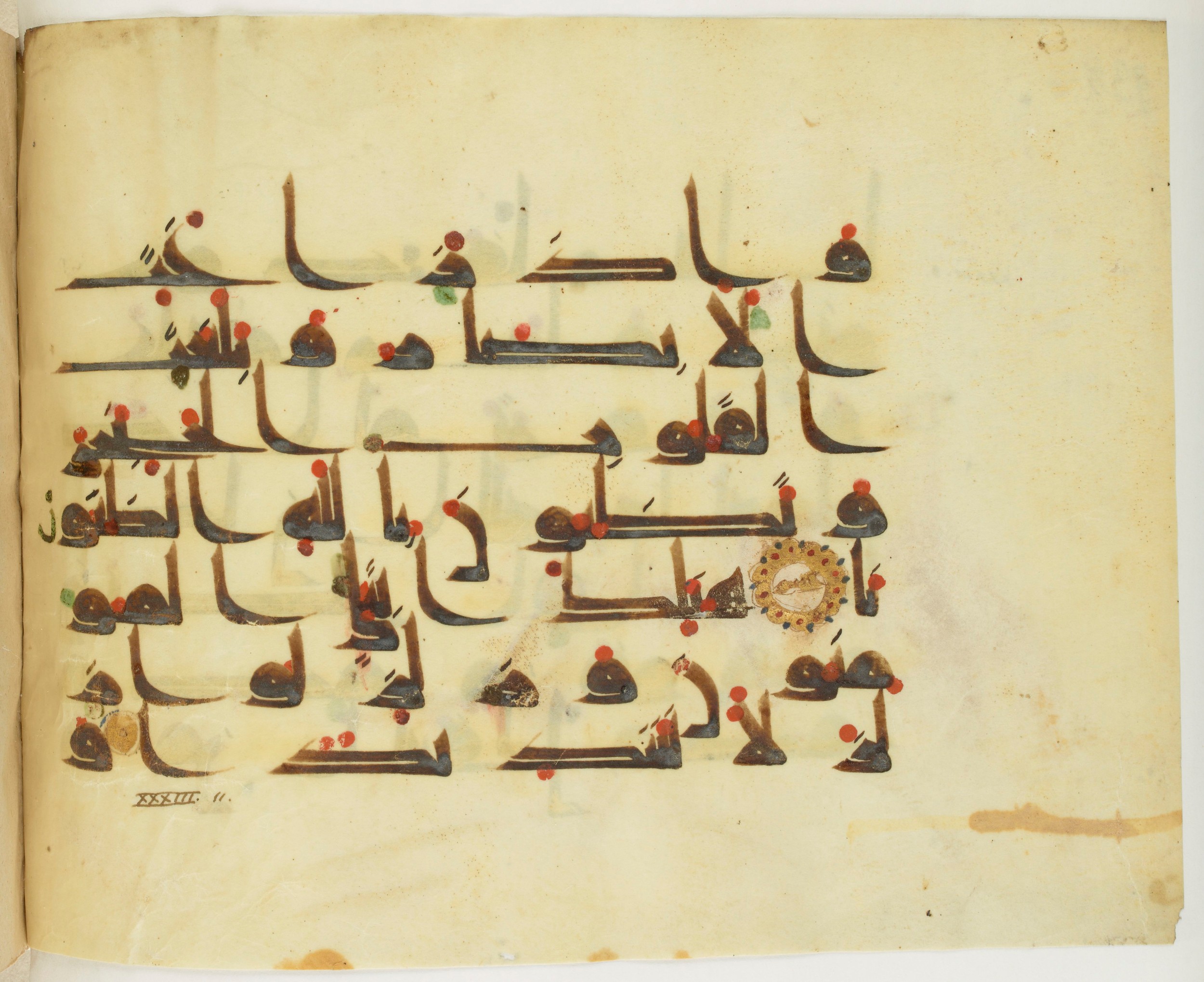 Paris, Bibliothèque nationale de France, Arabe 341 (a) (Scan 1), in Kufic D.III script, showing Surah 33:12 from Mid 8th to Late 10th Century AD found in Fustat (Old Cairo), Egypt, currently housed at Bibliothèque nationale de France, Paris