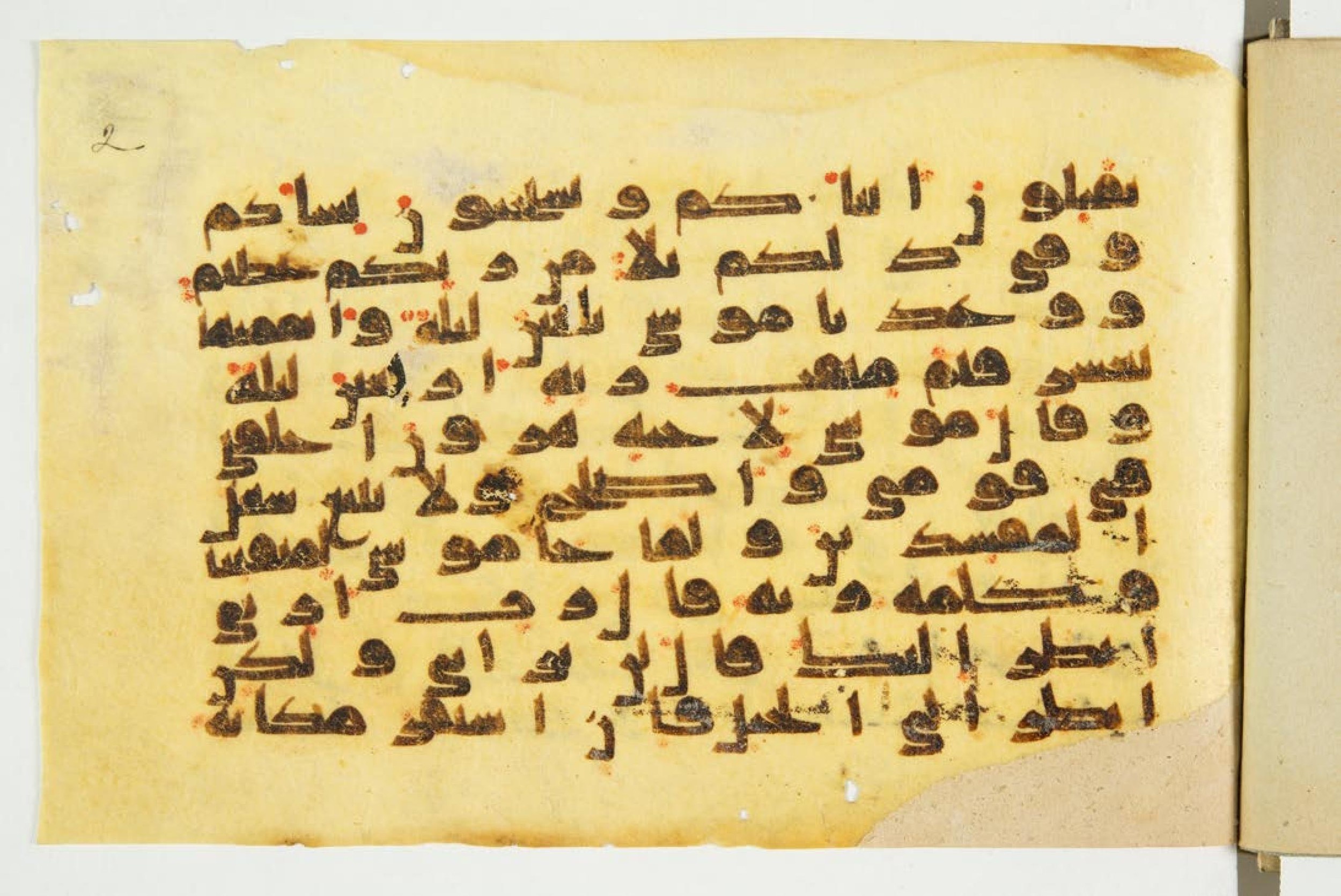 Paris, Bibliothèque nationale de France, Arabe 344 (a), in Kūfī E.I script, showing Surah 7:142 from Mid 8th to Late 10th Century AD found in al-Fusṭāṭ (Fustat, Egypt), currently housed at Bibliothèque nationale de France, Paris
