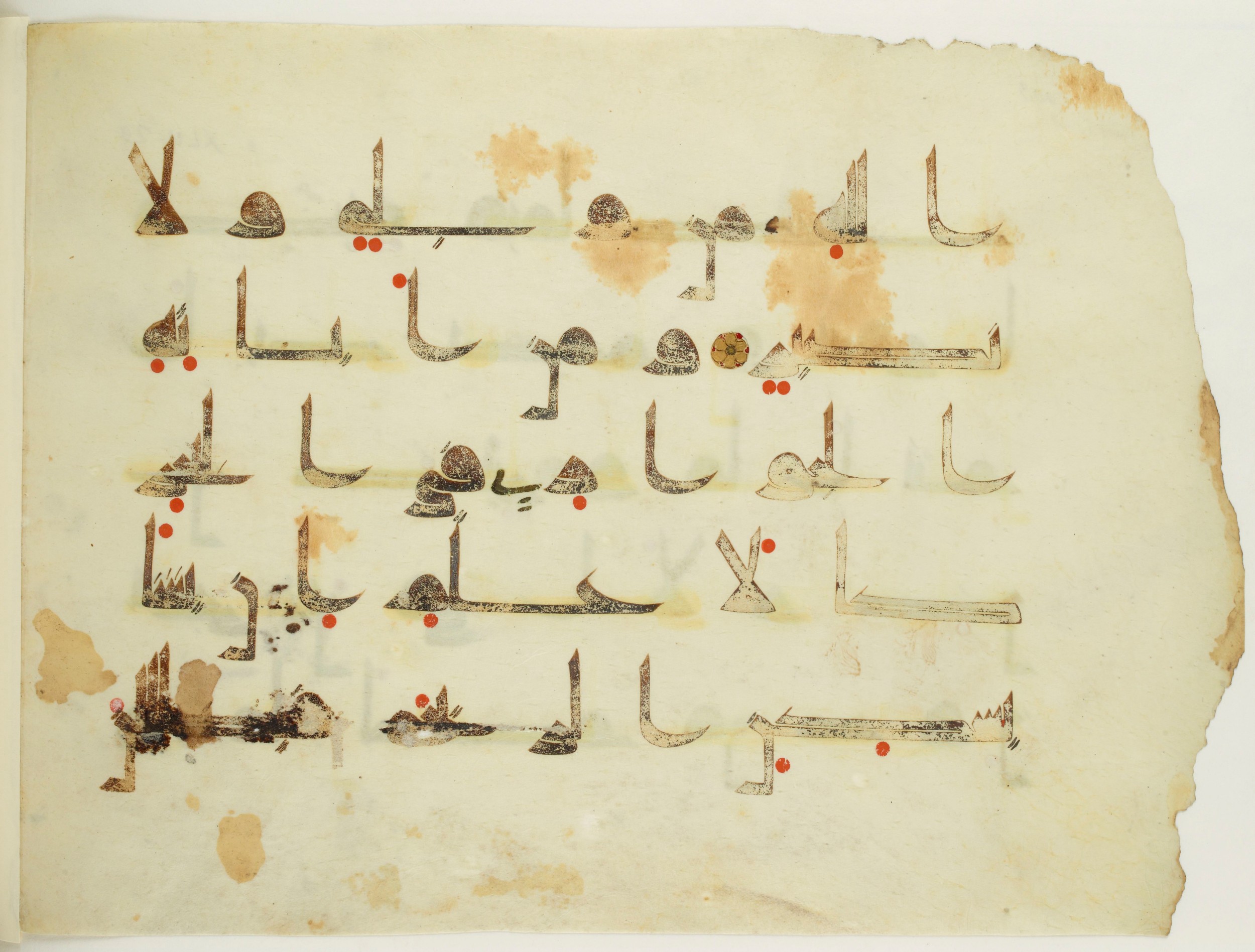 Paris, Bibliothèque nationale de France, Arabe 350 (a), in Kūfī D.I script, showing Surah 42:32 from Mid 8th to Late 10th Century AD found in Fustat (Old Cairo), Egypt, currently housed at Bibliothèque nationale de France, Paris