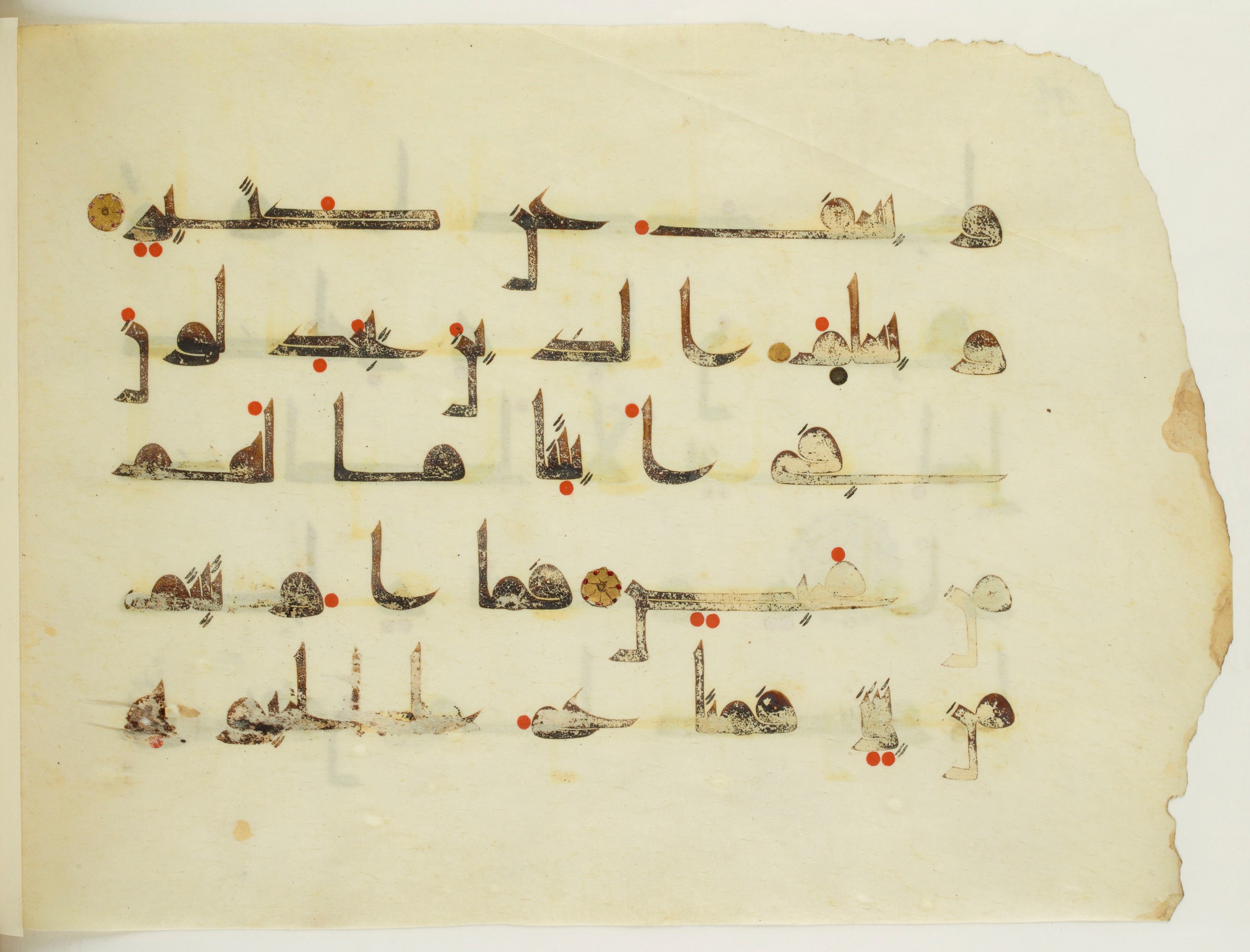 Paris, Bibliothèque nationale de France, Arabe 350 (a), in Kūfī D.I script, showing Surah 42:35 from Mid 8th to Late 10th Century AD found in Fustat (Old Cairo), Egypt, currently housed at Bibliothèque nationale de France, Paris