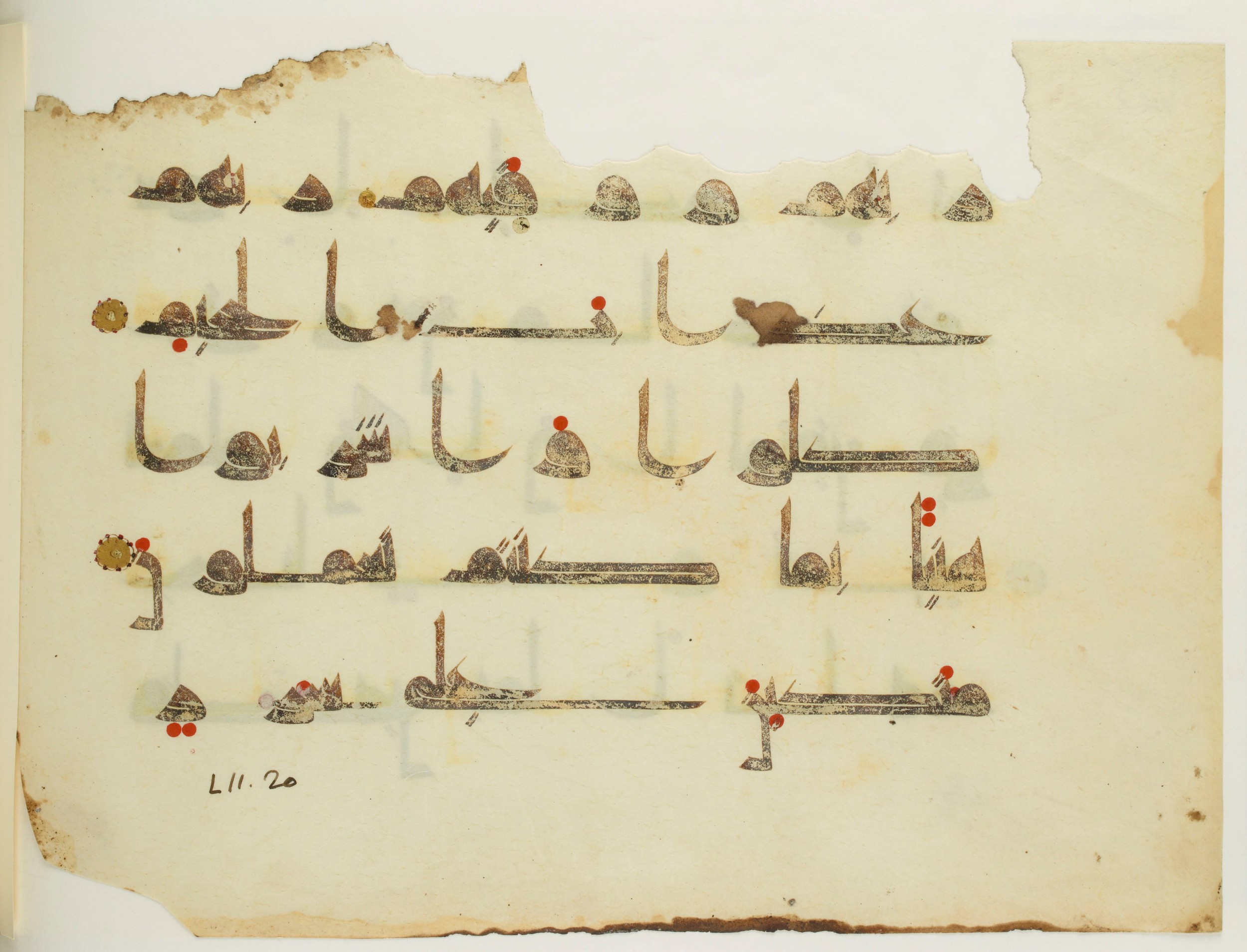 Paris, Bibliothèque nationale de France, Arabe 350 (a) (Scan 1), in Kūfī D.I script, showing Surah 52:20 from Mid 8th to Late 10th Century AD found in Fustat (Old Cairo), Egypt, currently housed at Bibliothèque nationale de France, Paris