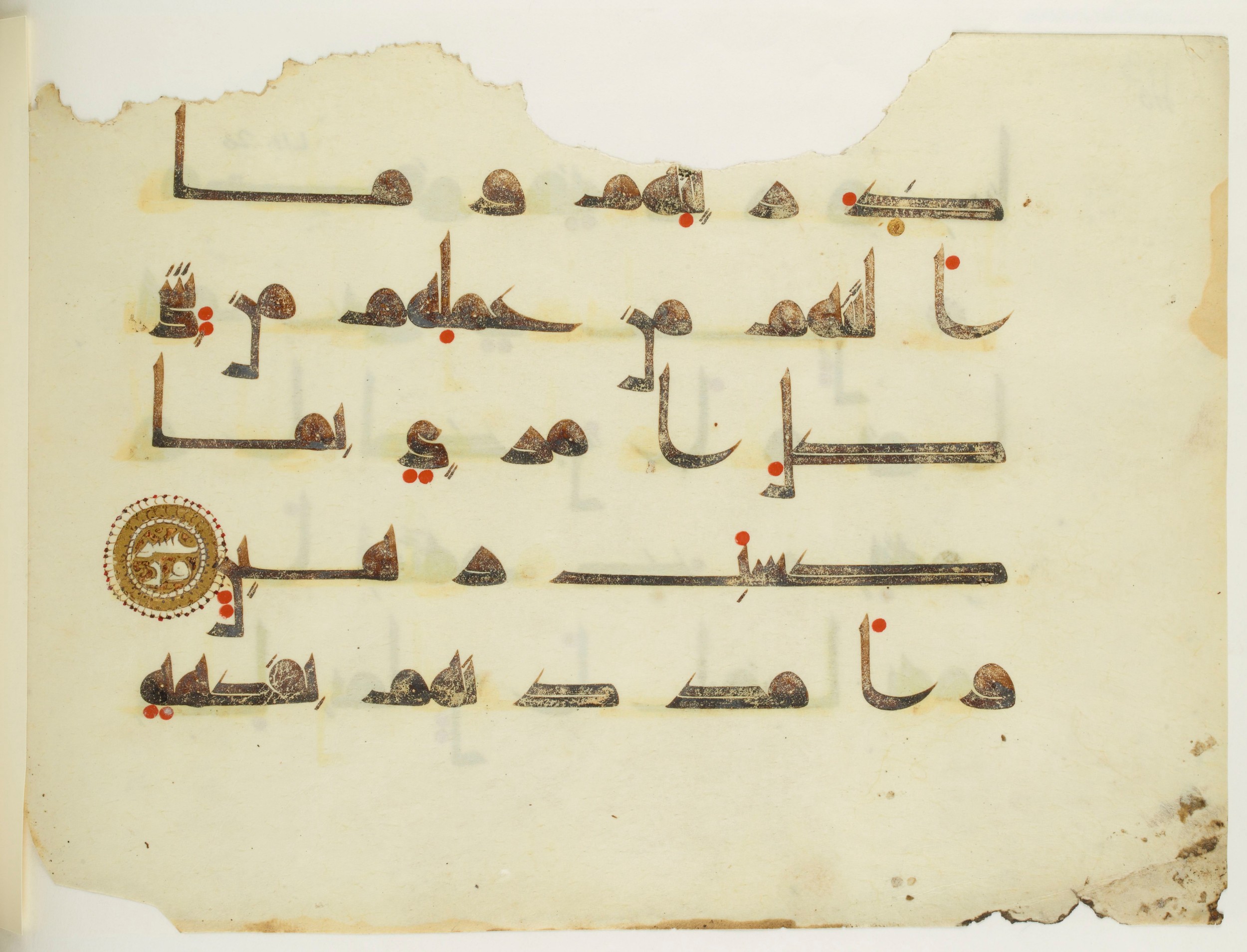 Paris, Bibliothèque nationale de France, Arabe 350 (a) (Scan 2), in Kūfī D.I script, showing Surah 52:21 from Mid 8th to Late 10th Century AD found in Fustat (Old Cairo), Egypt, currently housed at Bibliothèque nationale de France, Paris