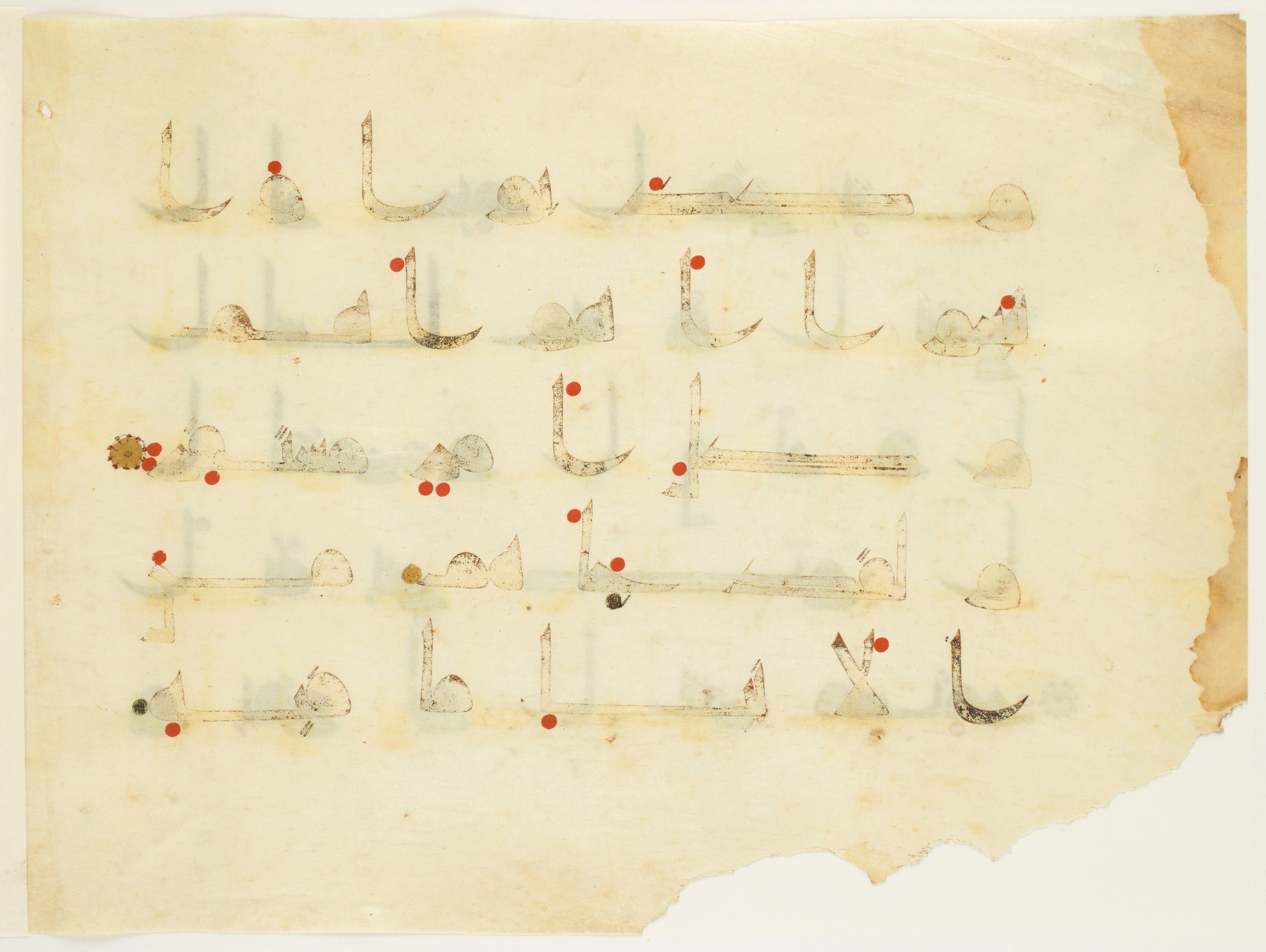 Paris, Bibliothèque nationale de France, Arabe 350 (a), in Kūfī D.I script, showing Surah 54:3 from Mid 8th to Late 10th Century AD found in Fustat (Old Cairo), Egypt, currently housed at Bibliothèque nationale de France, Paris