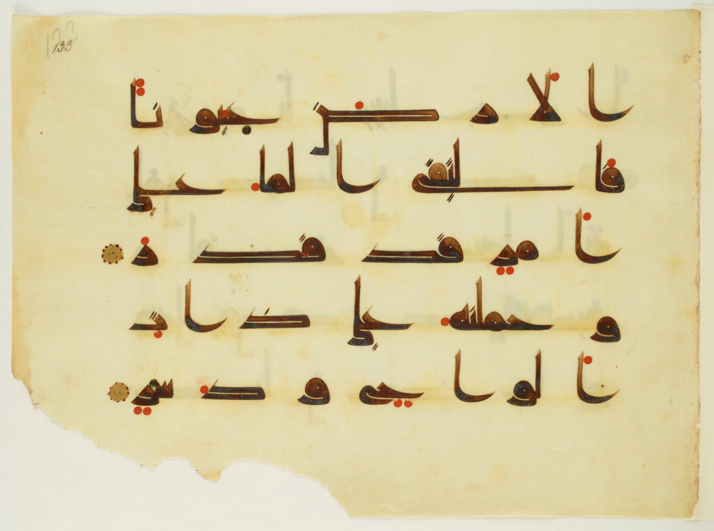Paris, Bibliothèque nationale de France, Arabe 350 (a), in Kūfī D.I script, showing Surah 54:13 from Mid 8th to Late 10th Century AD found in Fustat (Old Cairo), Egypt, currently housed at Bibliothèque nationale de France, Paris