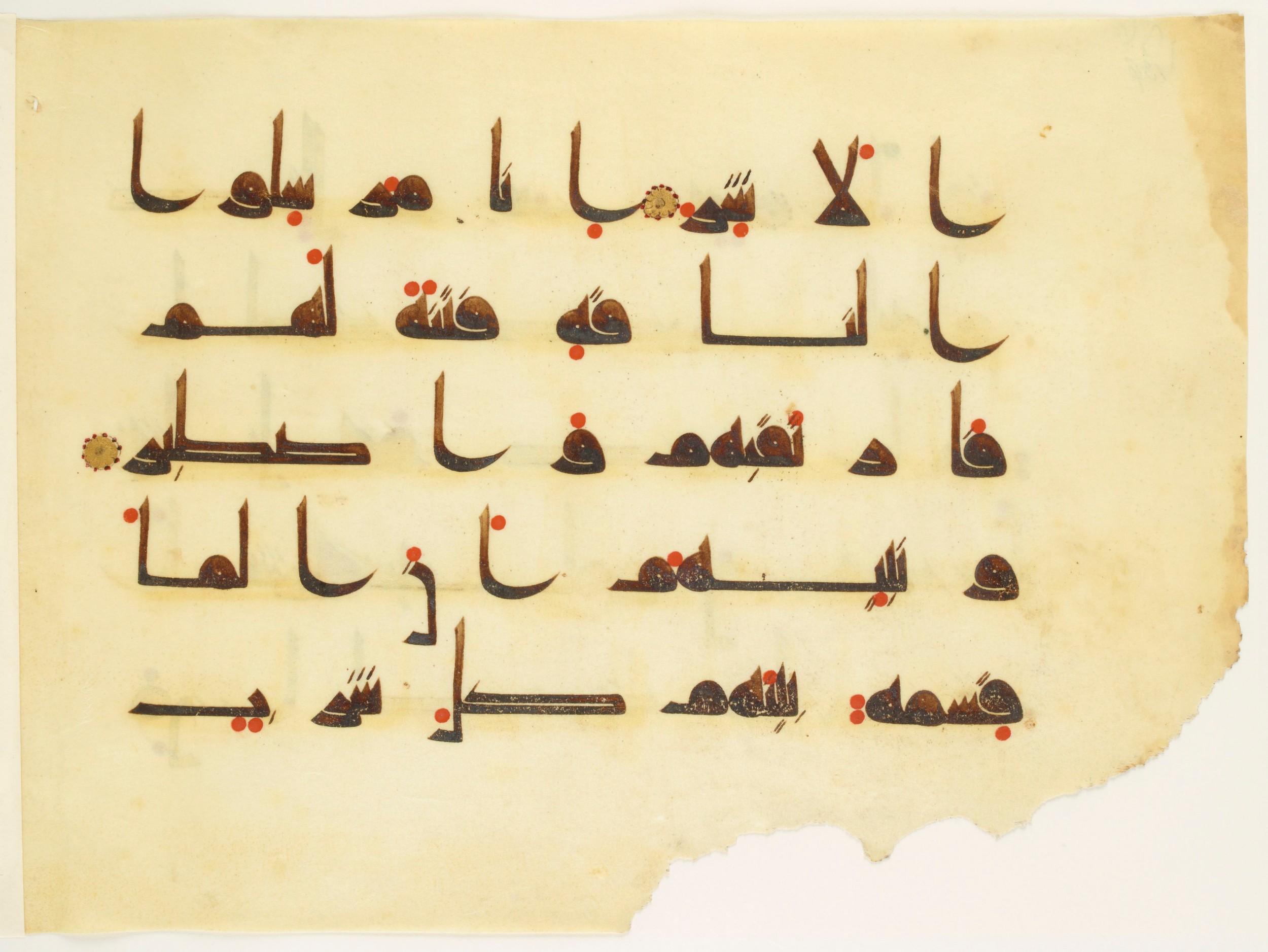 Paris, Bibliothèque nationale de France, Arabe 350 (a) (Scan 1), in Kūfī D.I script, showing Surah 54:28 from Mid 8th to Late 10th Century AD found in Fustat (Old Cairo), Egypt, currently housed at Bibliothèque nationale de France, Paris