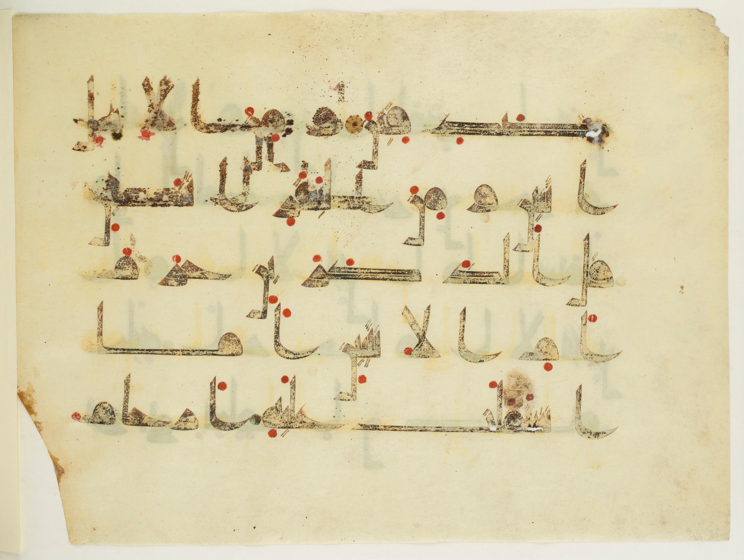 Paris, Bibliothèque nationale de France, Arabe 350 (a) (Scan 1), in Kūfī D.I script, showing Surah 6:144 from Mid 8th to Late 10th Century AD found in Fustat (Old Cairo), Egypt, currently housed at Bibliothèque nationale de France, Paris