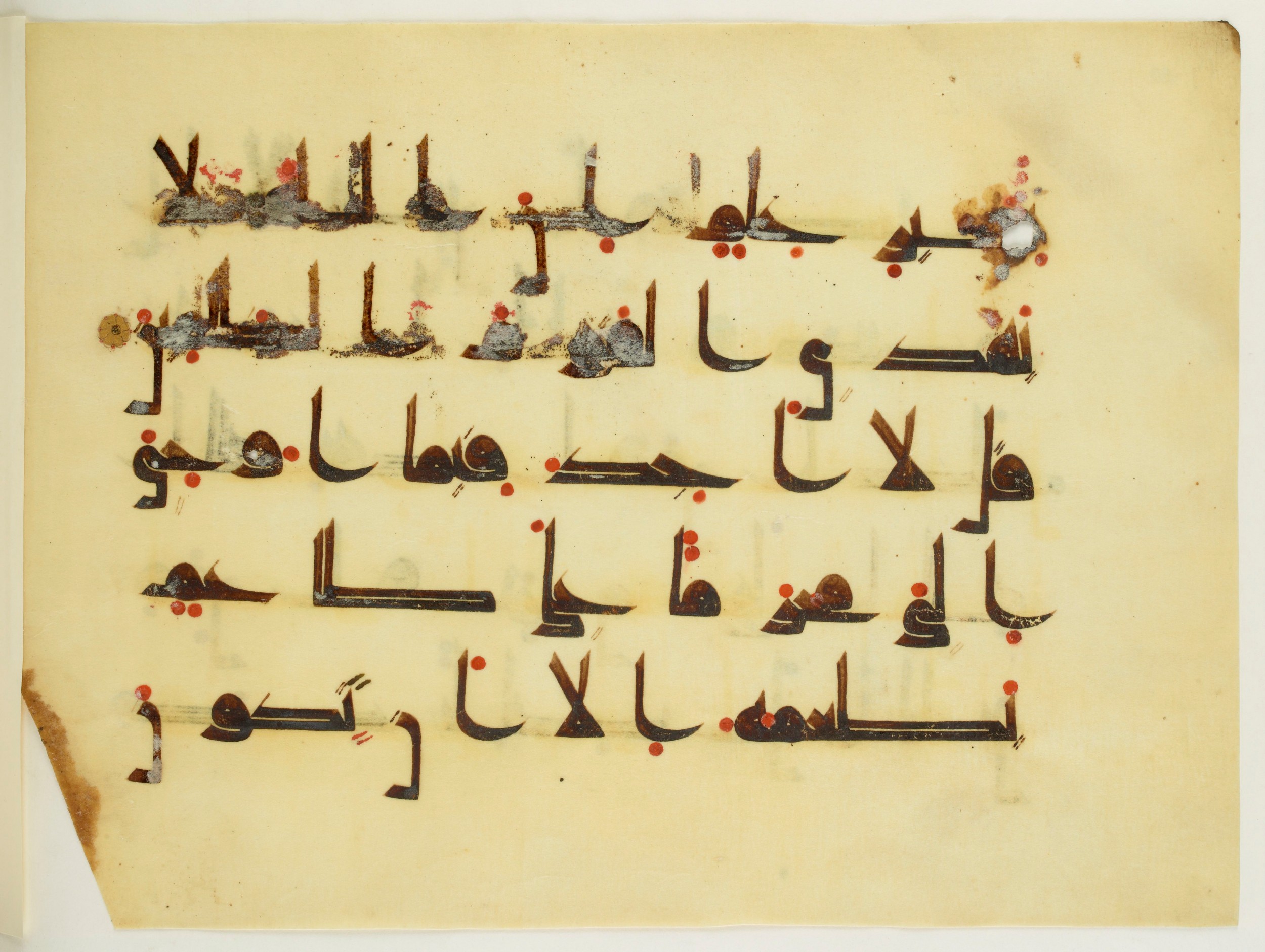Paris, Bibliothèque nationale de France, Arabe 350 (a) (Scan 3), in Kūfī D.I script, showing Surah 6:144 from Mid 8th to Late 10th Century AD found in Fustat (Old Cairo), Egypt, currently housed at Bibliothèque nationale de France, Paris