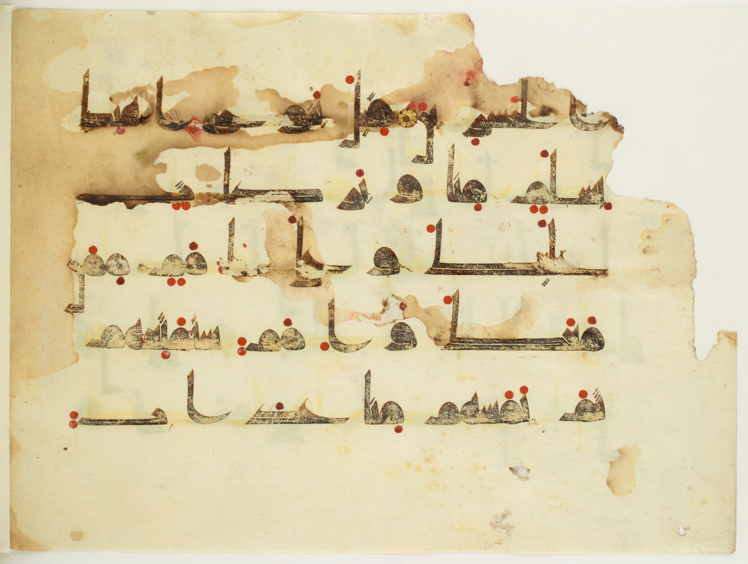 Paris, Bibliothèque nationale de France, Arabe 350 (a) (Scan 1), in Kūfī D.I script, showing Surah 11:48 from Mid 8th to Late 10th Century AD found in Fustat (Old Cairo), Egypt, currently housed at Bibliothèque nationale de France, Paris