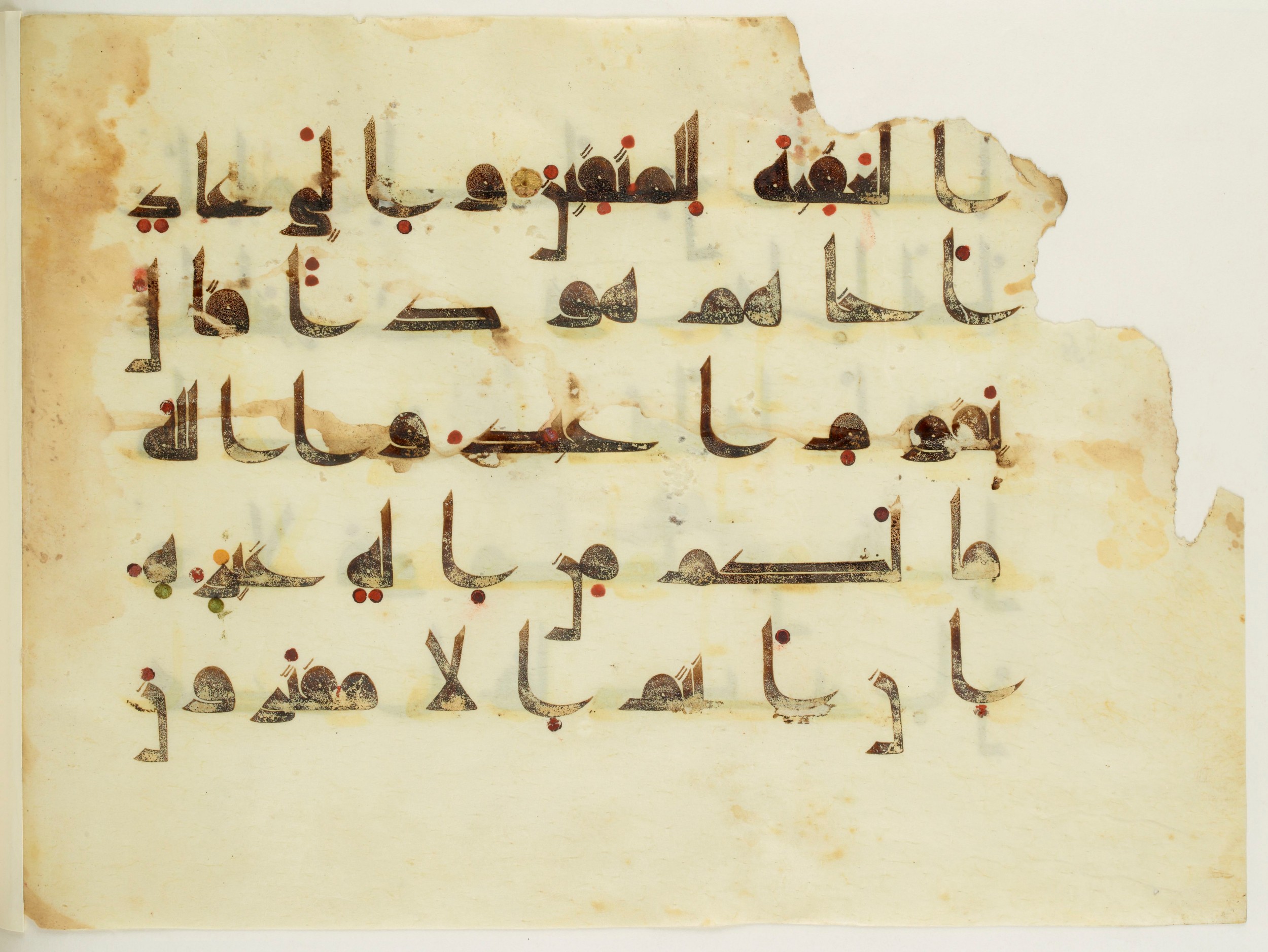 Paris, Bibliothèque nationale de France, Arabe 350 (a) (Scan 2), in Kūfī D.I script, showing Surah 11:49 from Mid 8th to Late 10th Century AD found in Fustat (Old Cairo), Egypt, currently housed at Bibliothèque nationale de France, Paris