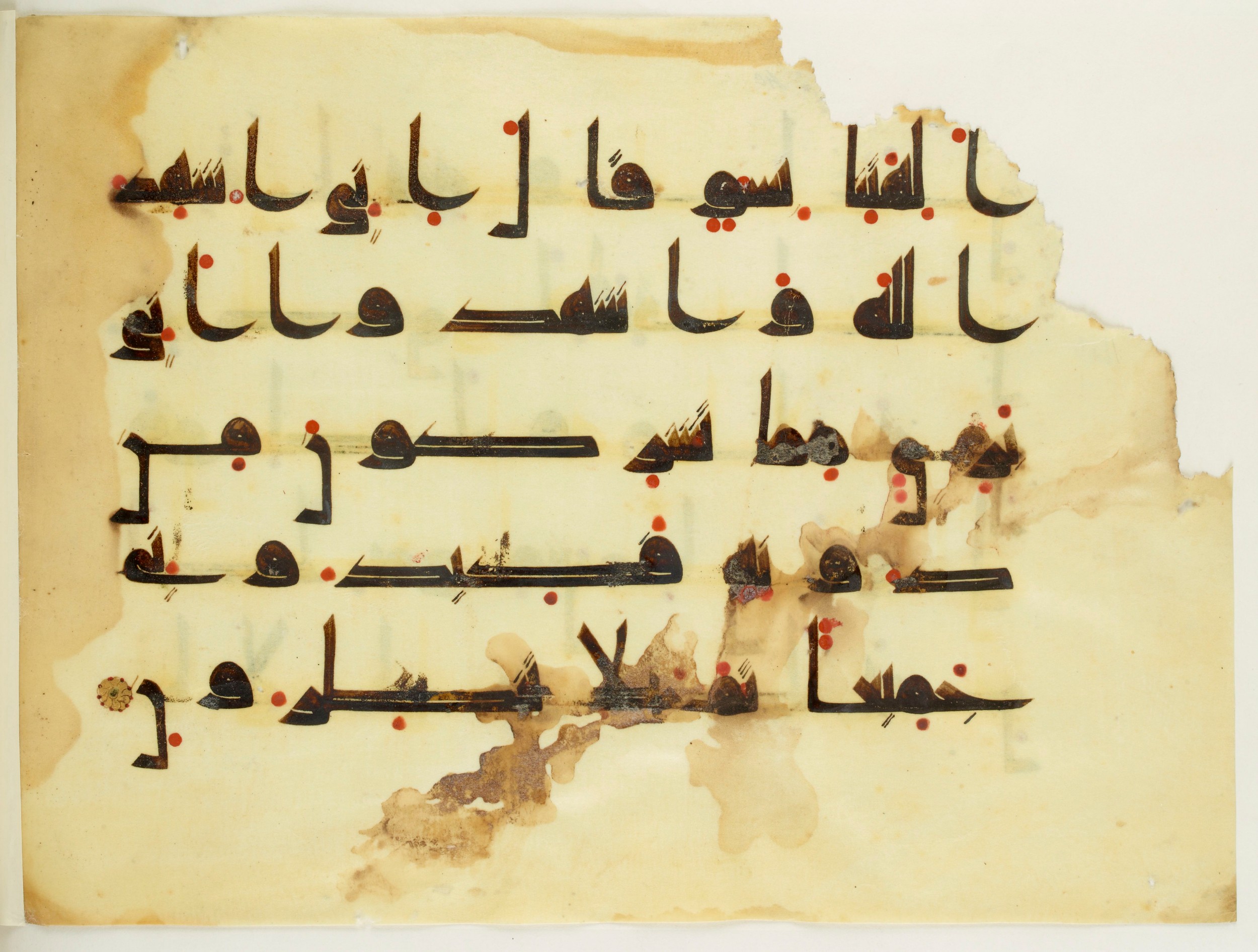 Paris, Bibliothèque nationale de France, Arabe 350 (a), in Kūfī D.I script, showing Surah 11:55 from Mid 8th to Late 10th Century AD found in Fustat (Old Cairo), Egypt, currently housed at Bibliothèque nationale de France, Paris