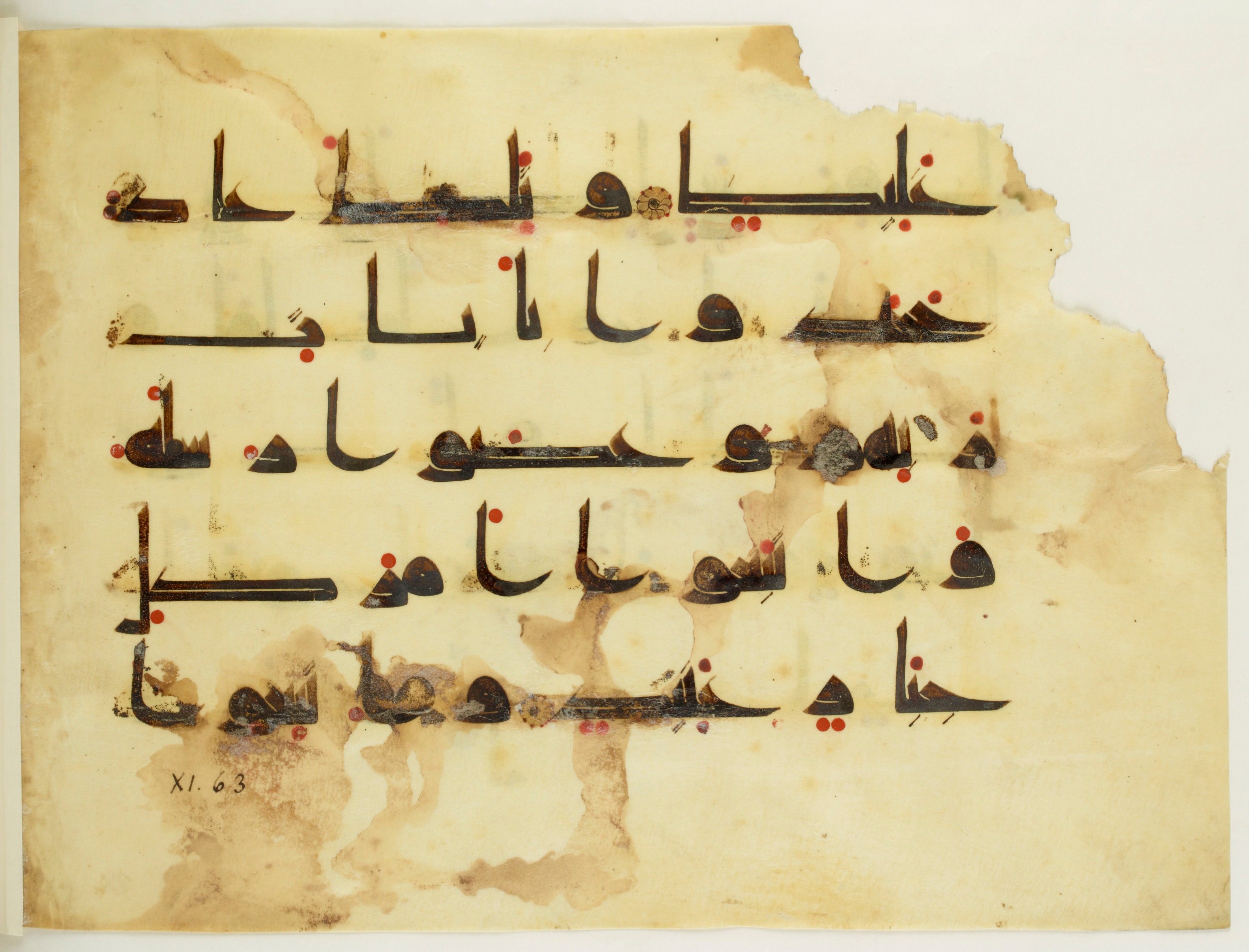 Paris, Bibliothèque nationale de France, Arabe 350 (a), in Kūfī D.I script, showing Surah 11:59 from Mid 8th to Late 10th Century AD found in Fustat (Old Cairo), Egypt, currently housed at Bibliothèque nationale de France, Paris
