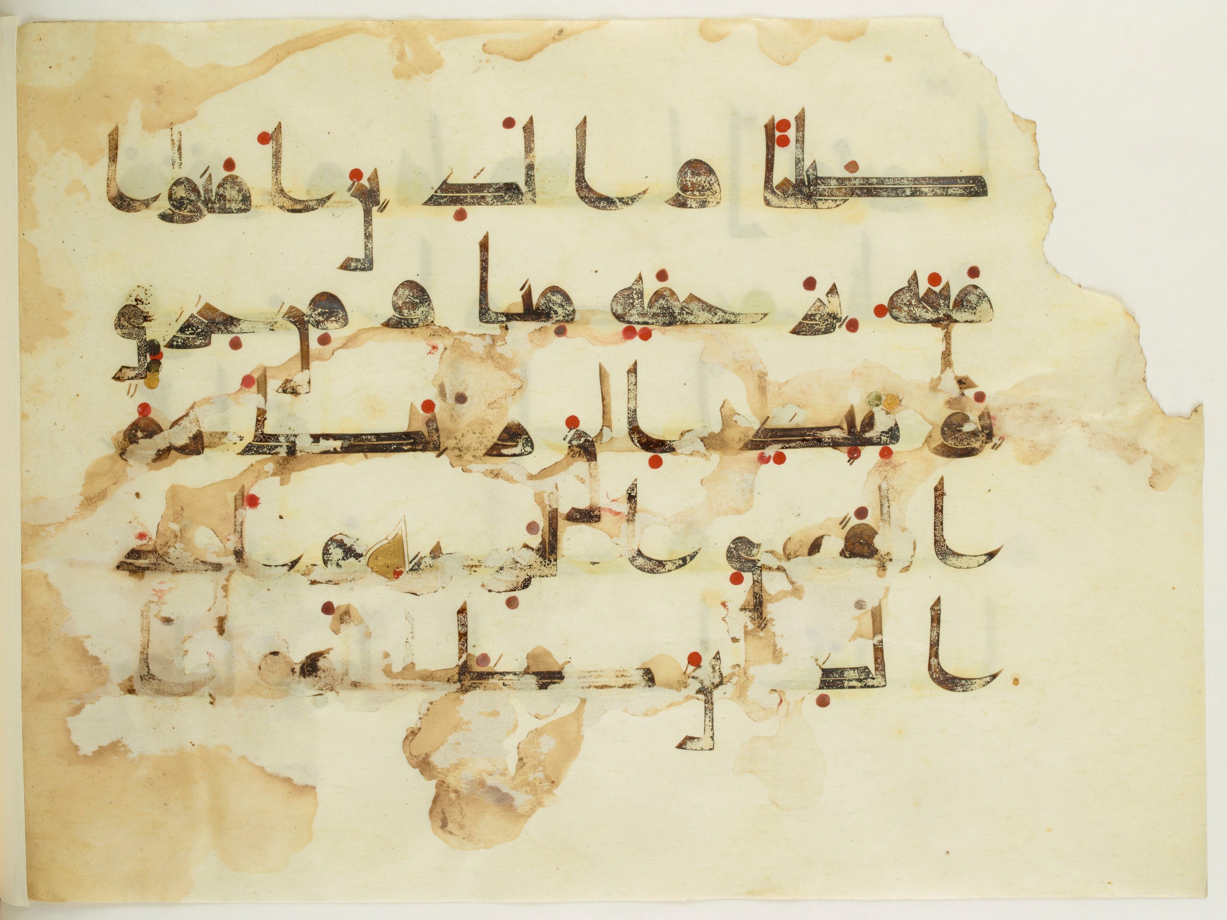 Paris, Bibliothèque nationale de France, Arabe 350 (a) (Scan 1), in Kūfī D.I script, showing Surah 11:67 from Mid 8th to Late 10th Century AD found in Fustat (Old Cairo), Egypt, currently housed at Bibliothèque nationale de France, Paris